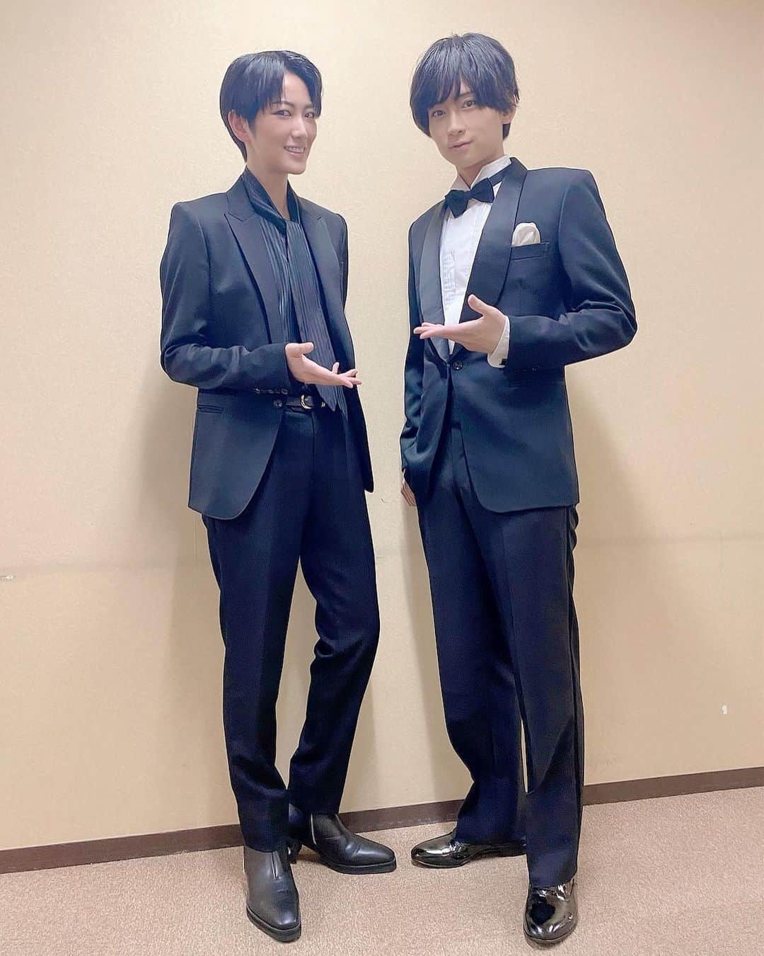 荒牧慶彦さんのインスタグラム写真 - (荒牧慶彦Instagram)「明治座創業150周年記念公演『大祝祭』。 昨日今日と総合司会を務めて来ました！！ ご来場くださった皆様、そして配信をご視聴くださった方々 ありがとうございました😊✨  いやはや、、、  錚々たるメンバーの中、司会をさせて頂くという貴重な経験。緊張もしましたがとても楽しかったです☺️  そして朗読劇『男の花道』という名作を紀香さんとさせて頂けるなんて…。 恐悦至極です。  明治座さんの150周年をお祝い出来る場に居させて頂けて本当に光栄です！  改めて、明治座さん、おめでとうございます✨✨  これからの明治座さんの益々の発展を祈っております。」4月2日 20時10分 - aramaki.yoshi