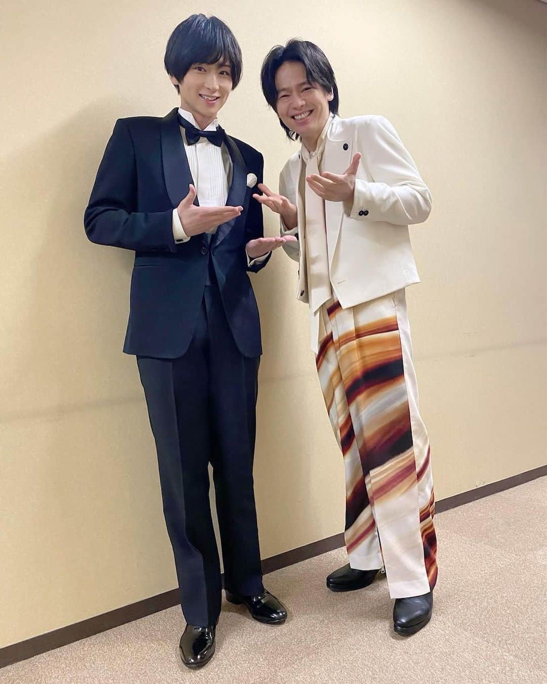 荒牧慶彦さんのインスタグラム写真 - (荒牧慶彦Instagram)「明治座創業150周年記念公演『大祝祭』。 昨日今日と総合司会を務めて来ました！！ ご来場くださった皆様、そして配信をご視聴くださった方々 ありがとうございました😊✨  いやはや、、、  錚々たるメンバーの中、司会をさせて頂くという貴重な経験。緊張もしましたがとても楽しかったです☺️  そして朗読劇『男の花道』という名作を紀香さんとさせて頂けるなんて…。 恐悦至極です。  明治座さんの150周年をお祝い出来る場に居させて頂けて本当に光栄です！  改めて、明治座さん、おめでとうございます✨✨  これからの明治座さんの益々の発展を祈っております。」4月2日 20時10分 - aramaki.yoshi