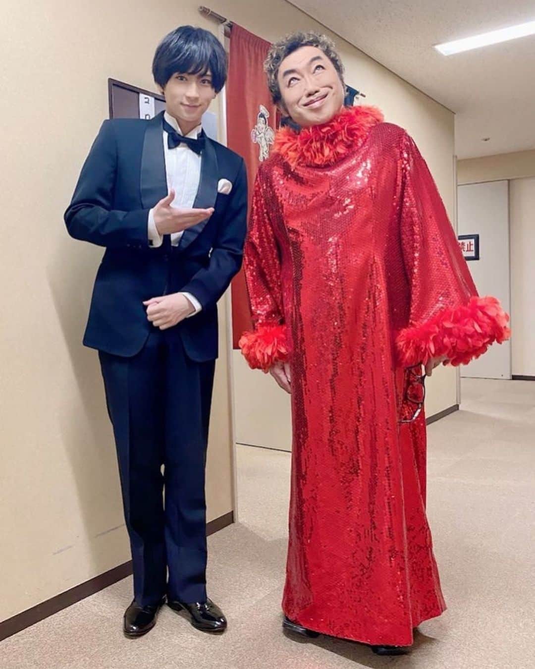 荒牧慶彦さんのインスタグラム写真 - (荒牧慶彦Instagram)「明治座創業150周年記念公演『大祝祭』。 昨日今日と総合司会を務めて来ました！！ ご来場くださった皆様、そして配信をご視聴くださった方々 ありがとうございました😊✨  いやはや、、、  錚々たるメンバーの中、司会をさせて頂くという貴重な経験。緊張もしましたがとても楽しかったです☺️  そして朗読劇『男の花道』という名作を紀香さんとさせて頂けるなんて…。 恐悦至極です。  明治座さんの150周年をお祝い出来る場に居させて頂けて本当に光栄です！  改めて、明治座さん、おめでとうございます✨✨  これからの明治座さんの益々の発展を祈っております。」4月2日 20時10分 - aramaki.yoshi