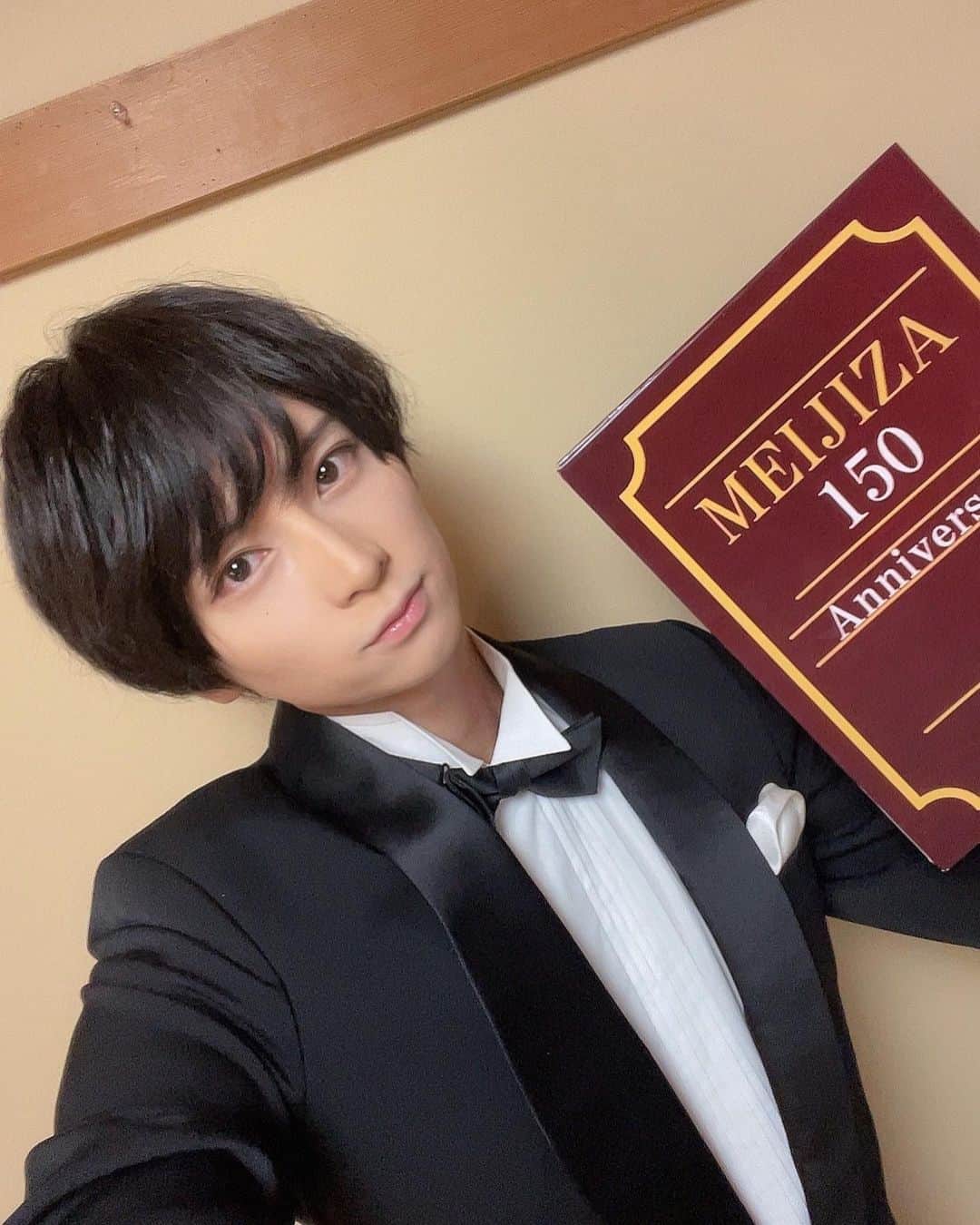 荒牧慶彦さんのインスタグラム写真 - (荒牧慶彦Instagram)「明治座創業150周年記念公演『大祝祭』。 昨日今日と総合司会を務めて来ました！！ ご来場くださった皆様、そして配信をご視聴くださった方々 ありがとうございました😊✨  いやはや、、、  錚々たるメンバーの中、司会をさせて頂くという貴重な経験。緊張もしましたがとても楽しかったです☺️  そして朗読劇『男の花道』という名作を紀香さんとさせて頂けるなんて…。 恐悦至極です。  明治座さんの150周年をお祝い出来る場に居させて頂けて本当に光栄です！  改めて、明治座さん、おめでとうございます✨✨  これからの明治座さんの益々の発展を祈っております。」4月2日 20時10分 - aramaki.yoshi