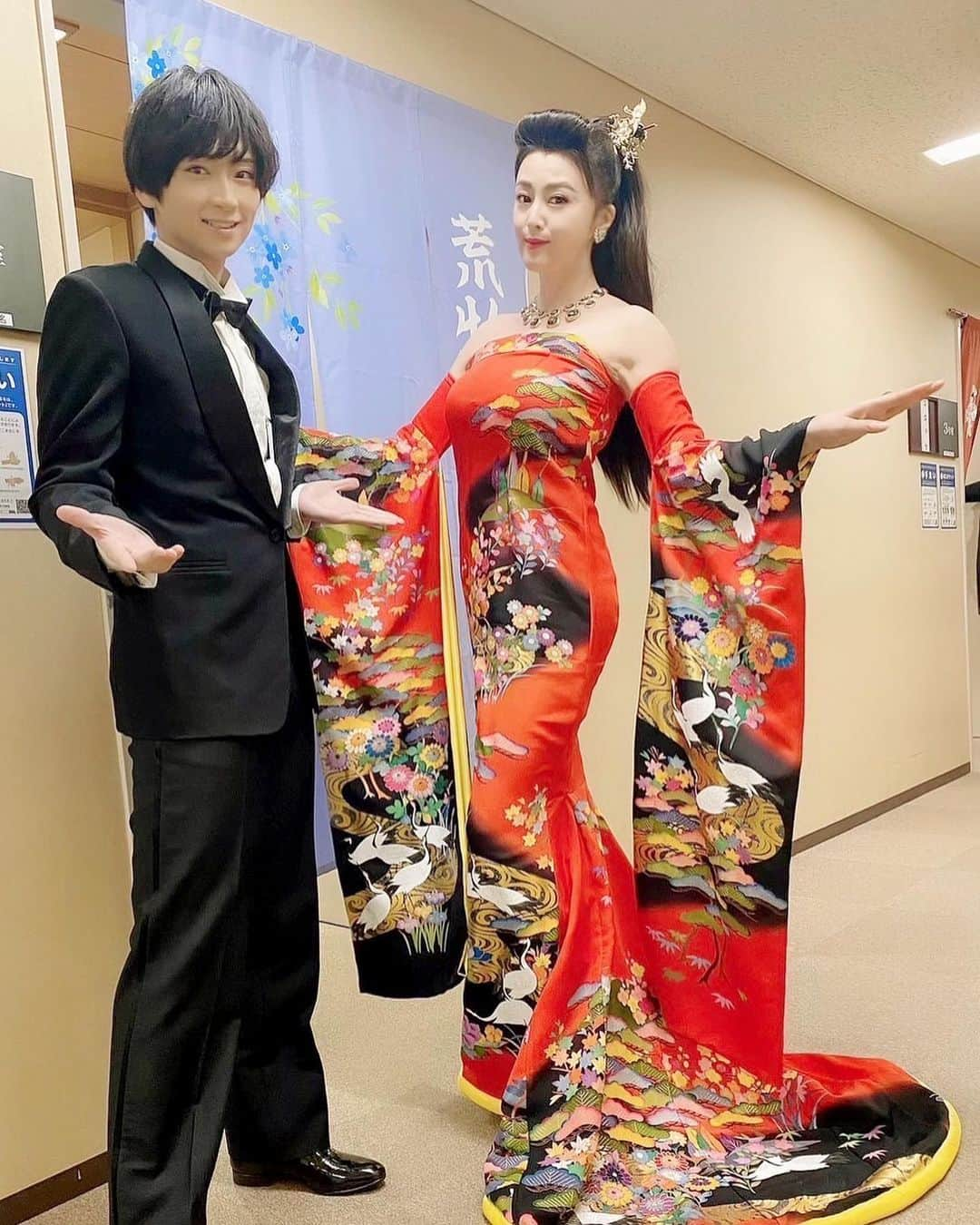 荒牧慶彦のインスタグラム：「明治座創業150周年記念公演『大祝祭』。 昨日今日と総合司会を務めて来ました！！ ご来場くださった皆様、そして配信をご視聴くださった方々 ありがとうございました😊✨  いやはや、、、  錚々たるメンバーの中、司会をさせて頂くという貴重な経験。緊張もしましたがとても楽しかったです☺️  そして朗読劇『男の花道』という名作を紀香さんとさせて頂けるなんて…。 恐悦至極です。  明治座さんの150周年をお祝い出来る場に居させて頂けて本当に光栄です！  改めて、明治座さん、おめでとうございます✨✨  これからの明治座さんの益々の発展を祈っております。」