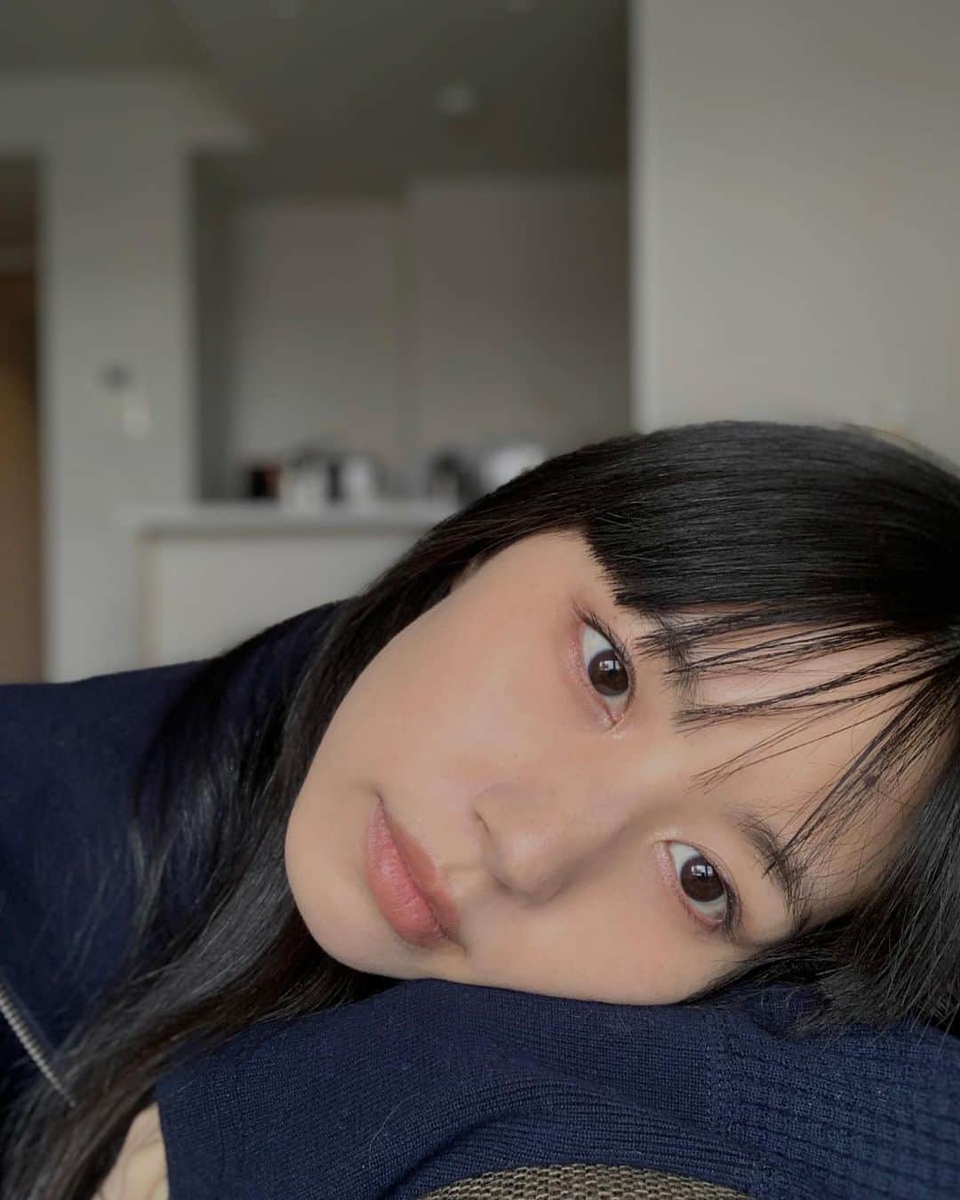 Shiho Sasakiのインスタグラム：「休日の動かなさよ🛋️  #休日 #homesweethome」