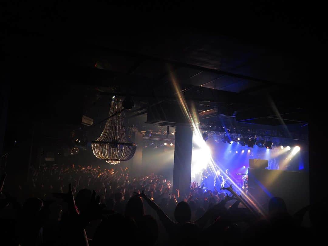 YOMIさんのインスタグラム写真 - (YOMIInstagram)「ツアー2ヵ所目。 4月2日(日)横浜BAY HALL。 皆の気持ちがステージにバシバシ来てました！ありがとう✨ 召されるギリギリを保ちながら。 最幸の歌を皆にぶつけます！！ #nightmare #ナイトメア #横浜ベイホール #live  #原点回帰 #の #血のり」4月2日 20時18分 - nightmare.yomi