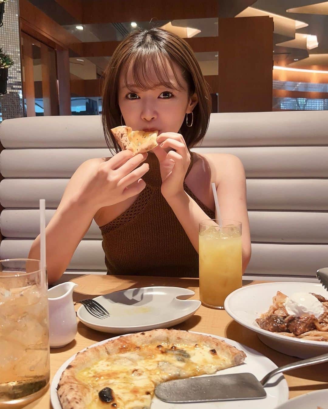 村崎英絵さんのインスタグラム写真 - (村崎英絵Instagram)「🍕🍝 久しぶりにあやのりさんとゆっくりランチしてきた♡  ㅤㅤㅤㅤㅤtops: @_juemi_   ㅤㅤㅤㅤㅤ  #カフェ巡り #カフェスタグラム #ショートヘア #ショートボブ #ショートボブヘア #ボブアレンジ #ぱっつん前髪 #渋谷カフェ #渋谷ディナー #渋谷ランチ #東京グルメ#カフェ巡り#東京ランチ #ピザ #リゴレット #therigoletto #渋谷」4月2日 20時18分 - hanaemurasaki