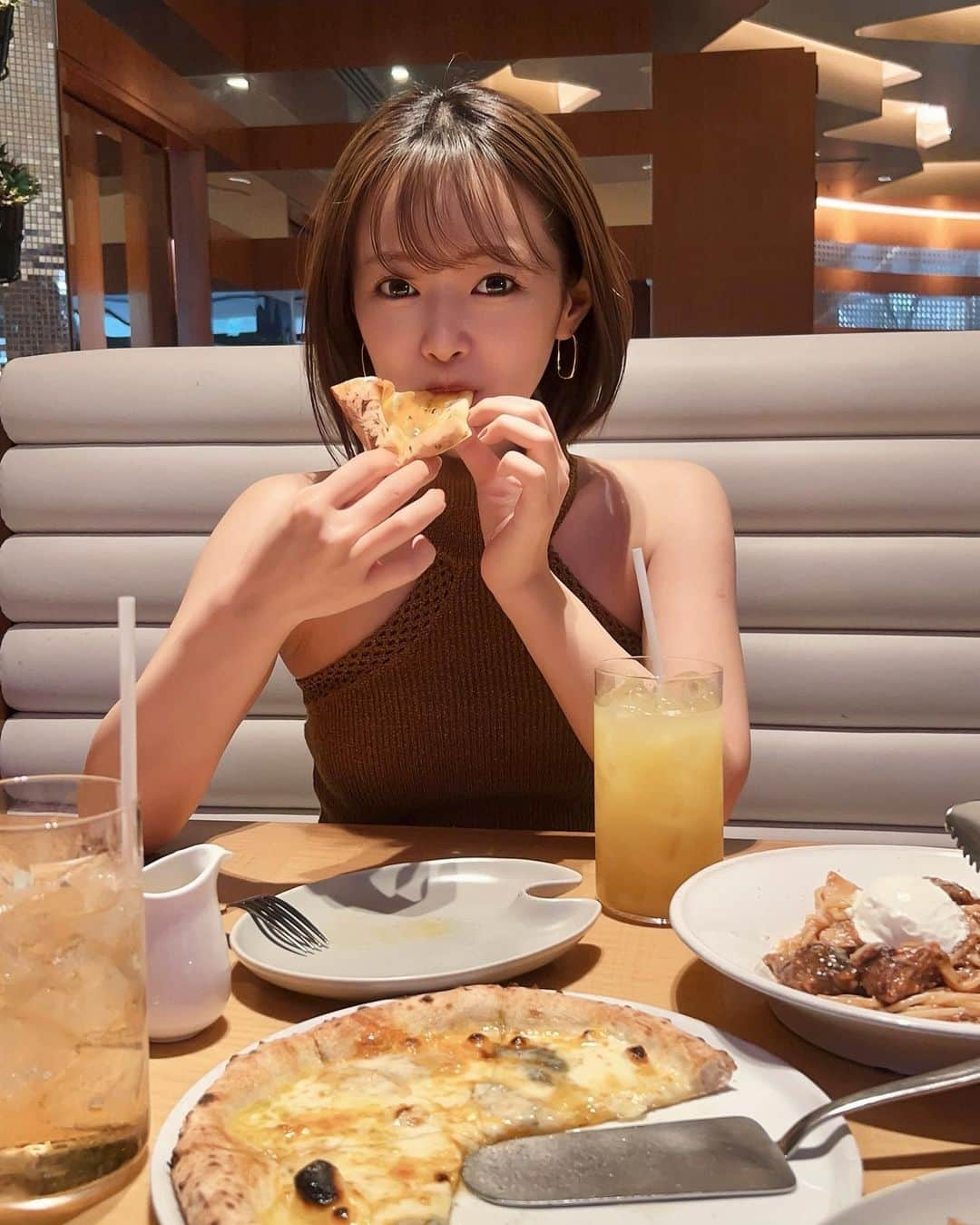 村崎英絵さんのインスタグラム写真 - (村崎英絵Instagram)「🍕🍝 久しぶりにあやのりさんとゆっくりランチしてきた♡  ㅤㅤㅤㅤㅤtops: @_juemi_   ㅤㅤㅤㅤㅤ  #カフェ巡り #カフェスタグラム #ショートヘア #ショートボブ #ショートボブヘア #ボブアレンジ #ぱっつん前髪 #渋谷カフェ #渋谷ディナー #渋谷ランチ #東京グルメ#カフェ巡り#東京ランチ #ピザ #リゴレット #therigoletto #渋谷」4月2日 20時18分 - hanaemurasaki