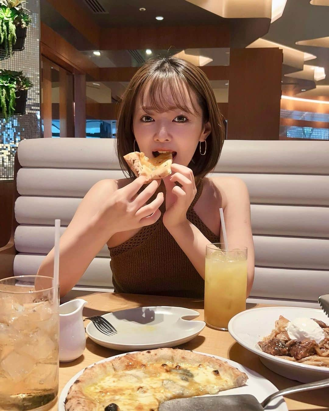 村崎英絵さんのインスタグラム写真 - (村崎英絵Instagram)「🍕🍝 久しぶりにあやのりさんとゆっくりランチしてきた♡  ㅤㅤㅤㅤㅤtops: @_juemi_   ㅤㅤㅤㅤㅤ  #カフェ巡り #カフェスタグラム #ショートヘア #ショートボブ #ショートボブヘア #ボブアレンジ #ぱっつん前髪 #渋谷カフェ #渋谷ディナー #渋谷ランチ #東京グルメ#カフェ巡り#東京ランチ #ピザ #リゴレット #therigoletto #渋谷」4月2日 20時18分 - hanaemurasaki