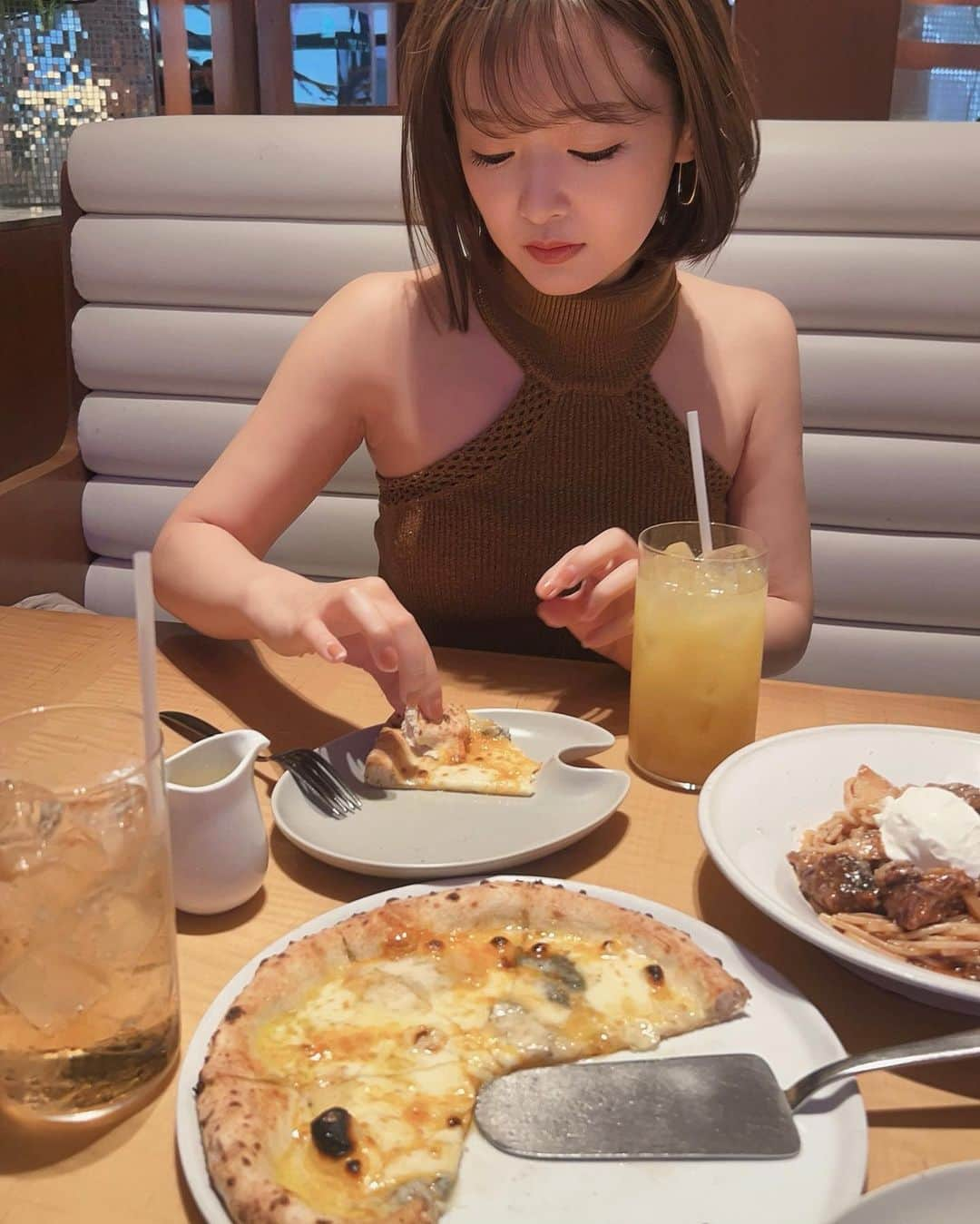 村崎英絵さんのインスタグラム写真 - (村崎英絵Instagram)「🍕🍝 久しぶりにあやのりさんとゆっくりランチしてきた♡  ㅤㅤㅤㅤㅤtops: @_juemi_   ㅤㅤㅤㅤㅤ  #カフェ巡り #カフェスタグラム #ショートヘア #ショートボブ #ショートボブヘア #ボブアレンジ #ぱっつん前髪 #渋谷カフェ #渋谷ディナー #渋谷ランチ #東京グルメ#カフェ巡り#東京ランチ #ピザ #リゴレット #therigoletto #渋谷」4月2日 20時18分 - hanaemurasaki