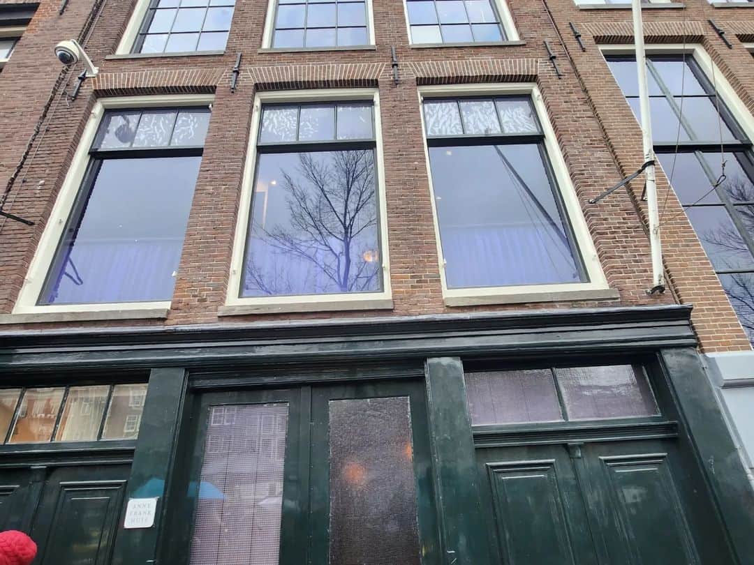 ファーン・コットンさんのインスタグラム写真 - (ファーン・コットンInstagram)「Very short trip to Amsterdam but packed a lot in. Art galleries and a guided Anne Frank walk. I have just finished reading an amazing book about Anne which is out this summer (not sure how much info I can give on this yet as I got an early copy) so it was so interesting to see many of the spots discussed in the book in real life, including the Frank families hiding place during the Nazi occupation.  My great nan Esther Cotton, who I luckiky got to spend a lot of time with as she lived into her 90's, was jewish so I've been quizzing my dad on our family tree. Esther's mothers maiden name was Gottheimer and her grandfather came from Poland. It's an unusual surname but I found a man named Albert on the halocaust memorial. He was the only one out of thousands remembered with the surname Gottheimer. (See the last photo) Dad and I now wonder if Albert was a relative.  It was beyond moving, harrowing and heart breaking to read the thousands of names of jewish people, children and babies who had been living in Holland but sent away to the camps to their death. A moment of silent thought and prayer. Anne's diaries remain some of the most important and powerful words ever written, reminding us of the devestating pain and horror of discrimination.  A powerful 24 hours I wont forget.」4月2日 20時19分 - fearnecotton