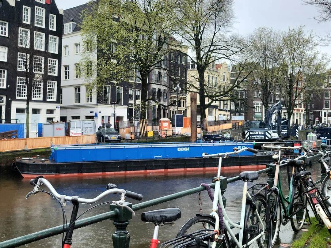 ファーン・コットンさんのインスタグラム写真 - (ファーン・コットンInstagram)「Very short trip to Amsterdam but packed a lot in. Art galleries and a guided Anne Frank walk. I have just finished reading an amazing book about Anne which is out this summer (not sure how much info I can give on this yet as I got an early copy) so it was so interesting to see many of the spots discussed in the book in real life, including the Frank families hiding place during the Nazi occupation.  My great nan Esther Cotton, who I luckiky got to spend a lot of time with as she lived into her 90's, was jewish so I've been quizzing my dad on our family tree. Esther's mothers maiden name was Gottheimer and her grandfather came from Poland. It's an unusual surname but I found a man named Albert on the halocaust memorial. He was the only one out of thousands remembered with the surname Gottheimer. (See the last photo) Dad and I now wonder if Albert was a relative.  It was beyond moving, harrowing and heart breaking to read the thousands of names of jewish people, children and babies who had been living in Holland but sent away to the camps to their death. A moment of silent thought and prayer. Anne's diaries remain some of the most important and powerful words ever written, reminding us of the devestating pain and horror of discrimination.  A powerful 24 hours I wont forget.」4月2日 20時19分 - fearnecotton