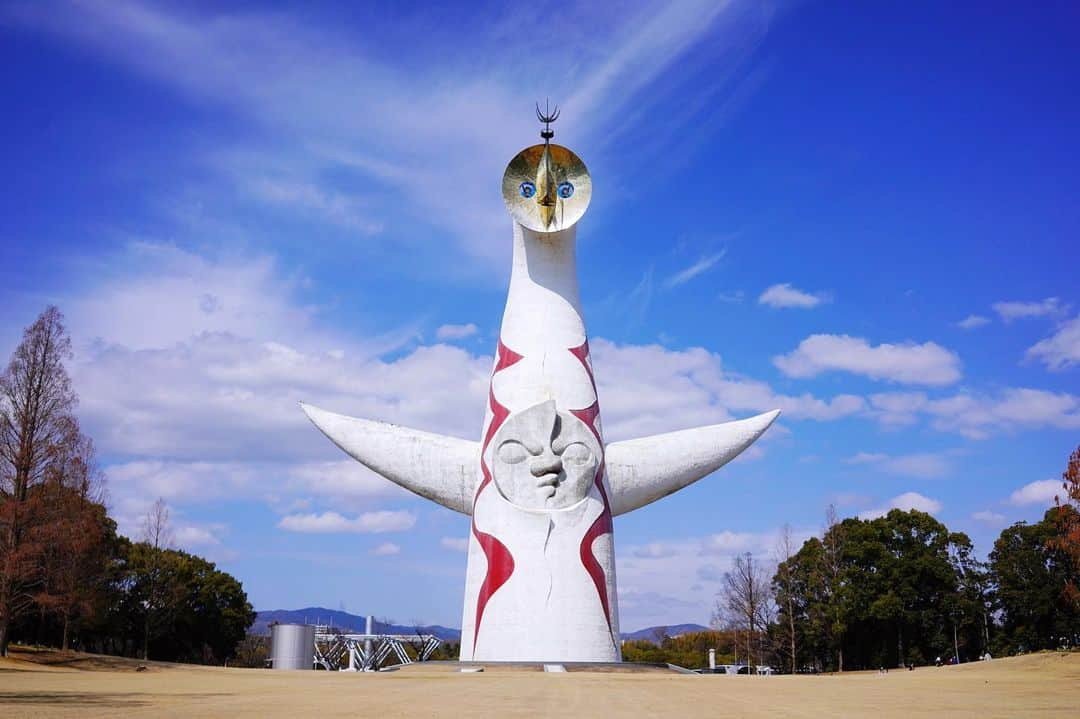 茉莉のインスタグラム：「🌞💙☁️ (スワイプしてね👍) . . ずっと来たかった！大阪！🚙 『万博記念公園』🌸☺️に 行ってきました♬ . . (1枚目) 太陽の塔は想像の何倍も大きくて 迫力がすごかったです！😆✨ 公園内も かなり広くて日本庭園があったり、 池も芝生もあり、自然豊かでした🌲🌿 . . (2枚目)は、 大阪に来たのが嬉しすぎて ウキウキな私🤣🫶 . . (3枚目) な、なんて可愛いキャラクターなんだ！？🥺 思わず撮っちゃっいました。笑 たこるくん…❤️初めまして！ . . #大阪#万博記念公園#大阪観光 #バンライフ #女一人旅#車中泊の旅 #デリカd5#大阪旅行 #太陽の塔#たこるくん #車中泊女子#日本一周#車旅#アウトドアフェス#弾丸旅行」