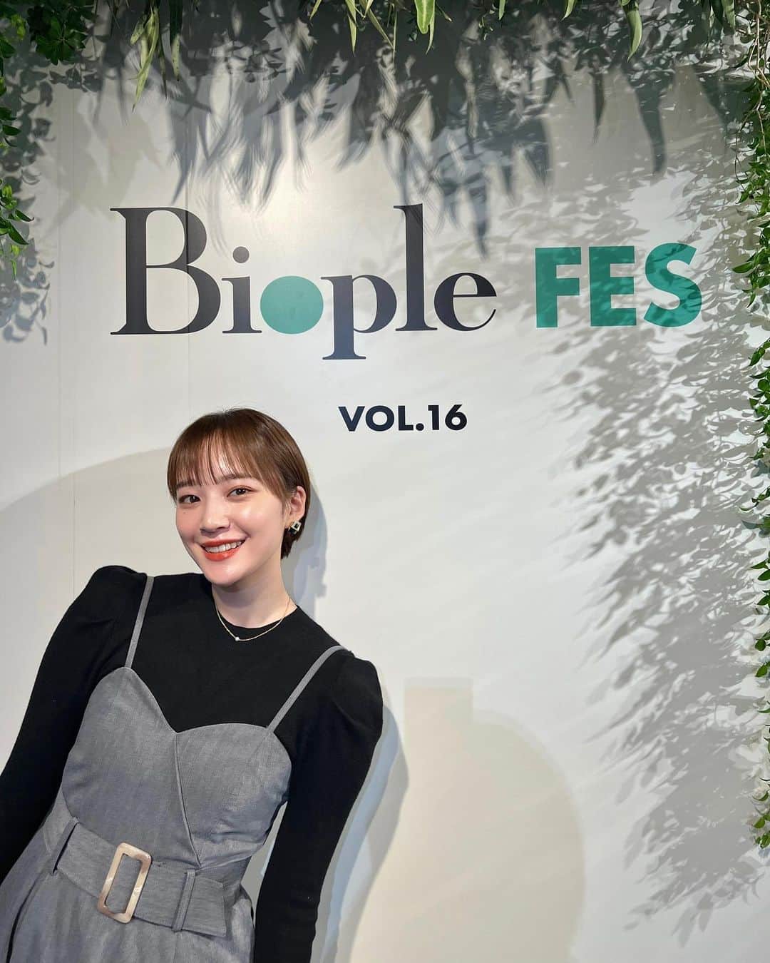 尾台彩香さんのインスタグラム写真 - (尾台彩香Instagram)「. . BIOPLE FESvol.16へ招待いただき行ってきました🕊 ( @tokyo_joshibu )  基礎力／睡眠力／アウトドア／春夏スキンケアの4つのテーマに沿って、約38ブランドのナチュラル＆オーガニック最新アイテムが集結！ . 私はヘルシーなものや目新しいものが大好きなので、それらをメインに紹介します✋ . オーガニックのデーツシロップ ( @sunset_dates_organic ) デーツは血糖値が上がりにくい低GI食品で、食物繊維、ミネラル、カルシウムなど栄養価の高いドライフルーツ！ 砂糖とか一切使ってないのに、自然な甘さがあって体にいいし美味しいから大好き💓 デーツのシロップ初めて飲んでみたんだけど、チョコみたいだった🍫 そのままでも栄養がとれるし、ヨーグルトやパンにかけて食べても絶対美味しい😳💭 . 今回のイベント、プロテインの種類がめちゃくちゃ多かった！！！ 中でも気になったのが、妊活から産後まで女性の身体をケアするデザートプロテイン🍰 ( @me_nu_2021 ) 普段の甘い飲み物といったら、糖質多いし300kcalとか余裕でいっちゃうけど、これタンパク質20gもとれるし約100kcal🤣🤣 おやつ代わりに飲んだらその分痩せそう… ベリーブラウニー、レモンクリームパイ、キャラメルナッツパフェなど美味しそうなフレーバーばっかりだったよ〜🌈  他の商品も、試食や試飲がいっぱいできて楽しかった〜😌✨️ . そして！ 1番興味が沸いたのが、原材料がモロヘイヤ100%の野菜粒🥬 ( @aotsubu_moroheiya ) どの野菜よりも郡を抜いて食物繊維が多いの！！初めて知った〜！ モロヘイヤは夏野菜だから普段スーパーではあまり見かけないけど、これなら気軽に野菜も栄養もチャージしてインナーケアできて最高じゃん！！！ って思って先行予約で20%offだったから購入した🛒💓 . たくさんの良い商品と出会えて良かった🌈 . #bioplefes #biople #東京女子部 #イベント #ビープルフェス #美容 #スキンケア #アウトドア #睡眠 #ライフスタイル #オーガニック #デーツ #プロテイン #インナーケア  #コンブチャ  #モロヘイヤ  #あおつぶ  #ナチュラル #organic #natural」4月2日 20時22分 - colorful0226