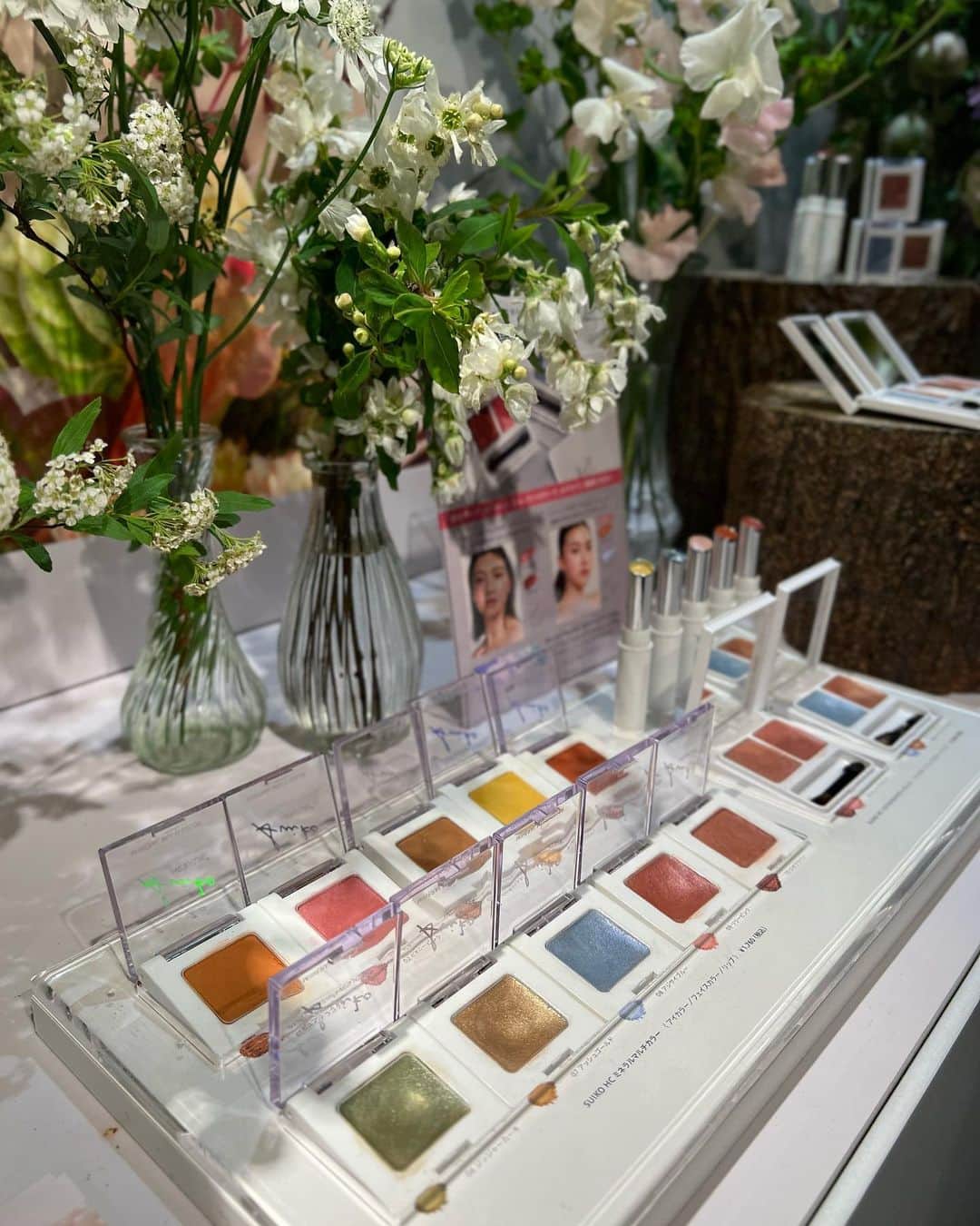 尾台彩香さんのインスタグラム写真 - (尾台彩香Instagram)「. . BIOPLE FESvol.16へ招待いただき行ってきました🕊 ( @tokyo_joshibu )  基礎力／睡眠力／アウトドア／春夏スキンケアの4つのテーマに沿って、約38ブランドのナチュラル＆オーガニック最新アイテムが集結！ . 私はヘルシーなものや目新しいものが大好きなので、それらをメインに紹介します✋ . オーガニックのデーツシロップ ( @sunset_dates_organic ) デーツは血糖値が上がりにくい低GI食品で、食物繊維、ミネラル、カルシウムなど栄養価の高いドライフルーツ！ 砂糖とか一切使ってないのに、自然な甘さがあって体にいいし美味しいから大好き💓 デーツのシロップ初めて飲んでみたんだけど、チョコみたいだった🍫 そのままでも栄養がとれるし、ヨーグルトやパンにかけて食べても絶対美味しい😳💭 . 今回のイベント、プロテインの種類がめちゃくちゃ多かった！！！ 中でも気になったのが、妊活から産後まで女性の身体をケアするデザートプロテイン🍰 ( @me_nu_2021 ) 普段の甘い飲み物といったら、糖質多いし300kcalとか余裕でいっちゃうけど、これタンパク質20gもとれるし約100kcal🤣🤣 おやつ代わりに飲んだらその分痩せそう… ベリーブラウニー、レモンクリームパイ、キャラメルナッツパフェなど美味しそうなフレーバーばっかりだったよ〜🌈  他の商品も、試食や試飲がいっぱいできて楽しかった〜😌✨️ . そして！ 1番興味が沸いたのが、原材料がモロヘイヤ100%の野菜粒🥬 ( @aotsubu_moroheiya ) どの野菜よりも郡を抜いて食物繊維が多いの！！初めて知った〜！ モロヘイヤは夏野菜だから普段スーパーではあまり見かけないけど、これなら気軽に野菜も栄養もチャージしてインナーケアできて最高じゃん！！！ って思って先行予約で20%offだったから購入した🛒💓 . たくさんの良い商品と出会えて良かった🌈 . #bioplefes #biople #東京女子部 #イベント #ビープルフェス #美容 #スキンケア #アウトドア #睡眠 #ライフスタイル #オーガニック #デーツ #プロテイン #インナーケア  #コンブチャ  #モロヘイヤ  #あおつぶ  #ナチュラル #organic #natural」4月2日 20時22分 - colorful0226