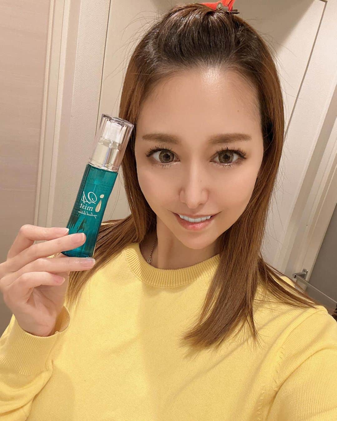 のインスタグラム：「海洋深層水+超純水の力でまつげ美容液の吸収力を高める！  ⭐️まつげ専用化粧水24アイミスト⭐️  普段お使いのまつげ美容液を使う前に、シュッとまつ毛に吹きかけるだけ✨  海洋深層水+超純水の力でまつ毛美容液の吸収を高めます✨  化粧水でお肌に潤いを与えるように、まつ毛のケアも化粧水から始めましょう✨  いつものスキンケアにまつ毛化粧水を1ステップ加えることでお肌と目元の艶&輝きup✨  更にまつ毛美容液のブースター化粧水としても✨  🟠まつ毛美容液の効果が出ない！  🟠まつ毛美容液の副作用が心配！  🟠まつ毛美容液が肌に合わない  このような悩みがある人  その原因はまつ毛が乾燥してるから💦  まつ毛も髪の毛と一緒で乾燥してキューティクルが広がり水分がどんどん逃げやすくなるなんて知らなかった、、、  というかまつ毛の乾燥なんて考えもしなかったぁ💦  まつ毛美容液は毎日使ってるけど、まつ毛に化粧水をなんて考えてもなかった私、、、  でもサイトをみて納得っ👍✨  普段使ってるまつ毛美容液の効果シュッと吹きかけるだけでupさせてくれるなんて簡単でいいよね🎶  朝のお手入れの時、日中いつでもどこでも、夜のお手入れの時、好きな時に使えるなんて🎶  持ち運ぶのに見た目も可愛いでしょっ✨☺️✨  そして、 目に入っても安全、デリケートな肌の人にも安心ってのが魅力的👍✨  ２週間くらい使ってるんだけど、まつ毛がしっかりしてきて、マツエクのもちが前よりいい気がするっ❤️🥰❤️  これからも続けるのが楽しみっ🎶🎶🎶  おすすめです❤️  PR @24aquabeauty  #まつ毛美容液#まつ毛化粧水#24aquabeauty #24imist #24アクアビューティー #目元ケア#24アイミスト#まつ毛ケア」