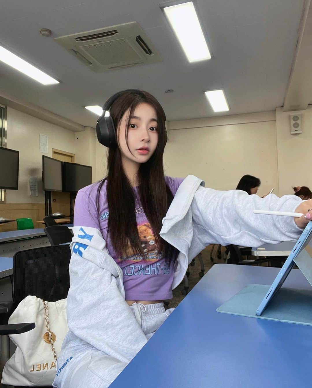 ジョンヨのインスタグラム：「졸업논문땜에 너무 정신 없었던 요즘👩‍💻  #광고#MakeYourWay #Nerdy #널디x디즈니」