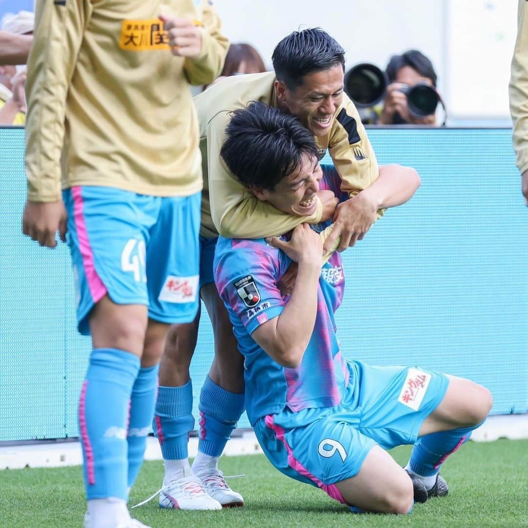 河田篤秀さんのインスタグラム写真 - (河田篤秀Instagram)「. vs FC東京　1-0 鳥栖デビュー戦  色んな変化や考えるところがあって迎えた試合。 良いことも悪いことも全てを 活躍したい気持ちに変換して、この試合に挑みました。  もちろん個人の課題は多くありましたが、 みんなとあんなに喜び合えたことが最高です！ 応援ありがとうございました！！ . . . 改めて、  大宮の皆さん ありがとうございました #10  鳥栖の皆さん よろしくお願いします #9  関わってくれる全ての人に感謝の気持ちをもち これから、より努力して たくさんのゴールを見せられるように頑張ります！ . . . . #jleague #jリーグ  #河田篤秀  #アンダーアーマー  #現状維持は即衰退　 #サガン鳥栖  #sagantosu  #大宮アルディージャ」4月2日 20時32分 - atsushi_kawata_