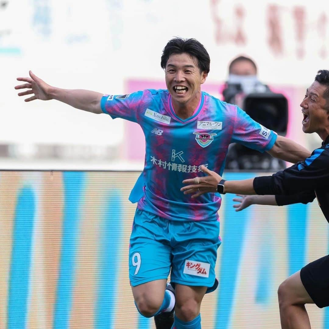 河田篤秀さんのインスタグラム写真 - (河田篤秀Instagram)「. vs FC東京　1-0 鳥栖デビュー戦  色んな変化や考えるところがあって迎えた試合。 良いことも悪いことも全てを 活躍したい気持ちに変換して、この試合に挑みました。  もちろん個人の課題は多くありましたが、 みんなとあんなに喜び合えたことが最高です！ 応援ありがとうございました！！ . . . 改めて、  大宮の皆さん ありがとうございました #10  鳥栖の皆さん よろしくお願いします #9  関わってくれる全ての人に感謝の気持ちをもち これから、より努力して たくさんのゴールを見せられるように頑張ります！ . . . . #jleague #jリーグ  #河田篤秀  #アンダーアーマー  #現状維持は即衰退　 #サガン鳥栖  #sagantosu  #大宮アルディージャ」4月2日 20時32分 - atsushi_kawata_