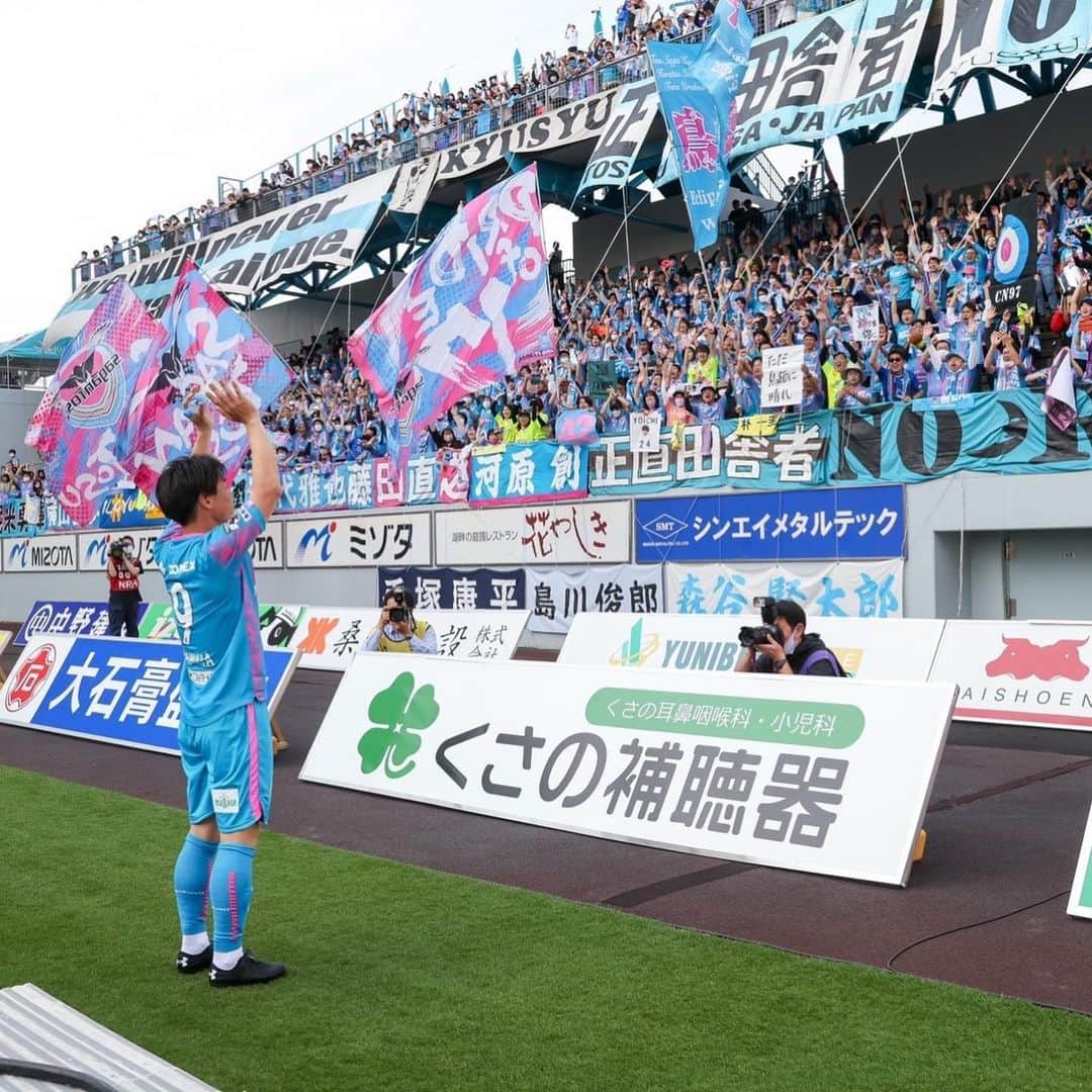 河田篤秀のインスタグラム：「. vs FC東京　1-0 鳥栖デビュー戦  色んな変化や考えるところがあって迎えた試合。 良いことも悪いことも全てを 活躍したい気持ちに変換して、この試合に挑みました。  もちろん個人の課題は多くありましたが、 みんなとあんなに喜び合えたことが最高です！ 応援ありがとうございました！！ . . . 改めて、  大宮の皆さん ありがとうございました #10  鳥栖の皆さん よろしくお願いします #9  関わってくれる全ての人に感謝の気持ちをもち これから、より努力して たくさんのゴールを見せられるように頑張ります！ . . . . #jleague #jリーグ  #河田篤秀  #アンダーアーマー  #現状維持は即衰退　 #サガン鳥栖  #sagantosu  #大宮アルディージャ」