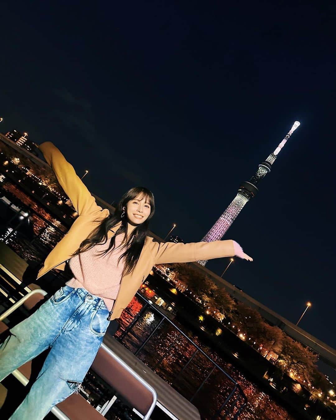 May J.のインスタグラム：「夜桜も綺麗🌸  #夜桜 #NightCherryBlossom #スカイツリー #SkyTree #花見 #桜」