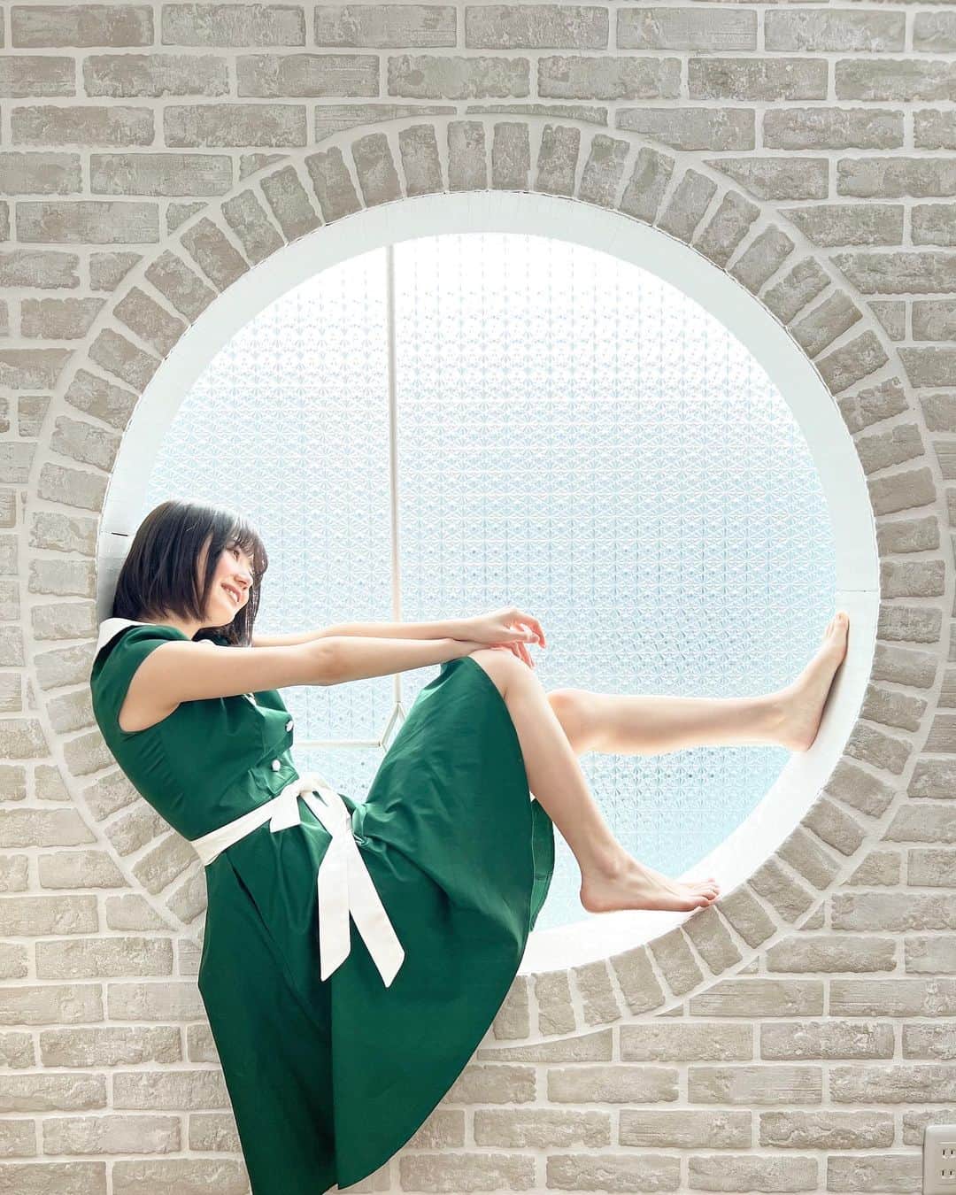 いけちゃんのインスタグラム：「撮影だとニコニコすることが多いからわりと愛想良い感じに見えるけど、プライベートはめちゃくちゃ寡黙で無表情なのが最近ちょっとコンプなワイ  やっぱりニコニコしてる女の子が可愛いと思う  気が付けば真顔になっているので気にしてる🤔 最近ノーマスクになったし  ニコニコ！☺️(電車内で真顔で入力してる)」