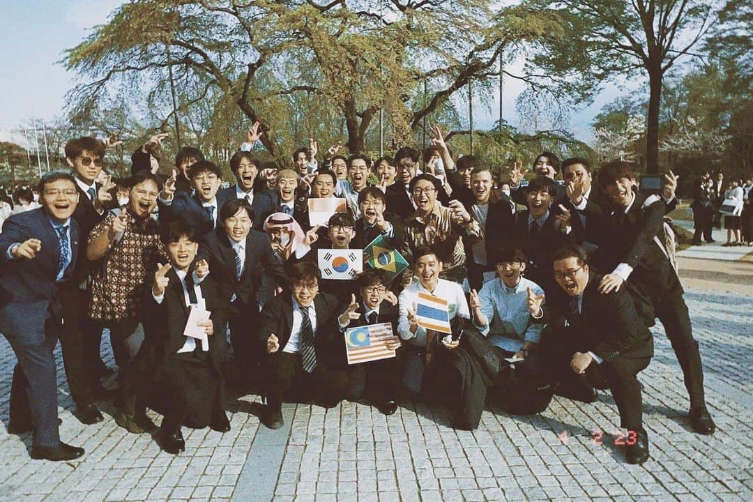 のインスタグラム：「改めて、53期の皆さんご入学おめでとうございます🥹🎊🌸  たくさんの大学がある中で、創価大学を選んで入学してくださったこと、心から感謝です😭✨  大学生活、4年もあれば、時には辛いこと、うまくいかないこと、たくさんあると思います🥺  そんな時は、皆さんのことを両手を広げて待っている先輩のむねに飛び込んで、ありのまま、進んでいってくださいね🥹❤️‍🔥  4年後の卒業するとき「この大学にきてよかった！」と心から思ってもらえるように、教職員で力を合わせて、サポートしていきたいと思います☺️🤝  それでは、これからお世話になります！！ 一緒に大成長の4年間を送っていきましょう🫶🫶  #新入生おめでとう #すでにみんなが愛おしい #写真は宝友寮の皆さん #入学式」