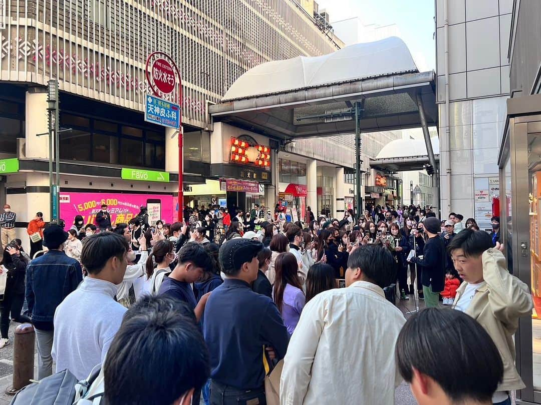 KAZUKI【ANFiNY】のインスタグラム：「福岡最終日🍲🍜🔥  移動したけど 昨日よりもめっちゃ歌えた😆  地元に帰ってきたような あったかい雰囲気が福岡は大好き✨  次回は16日やけん みんな宣伝よろしくなん❣️  二日間ありがとう！！  #髙橋一輝 #福岡路上 #路上LIVE」