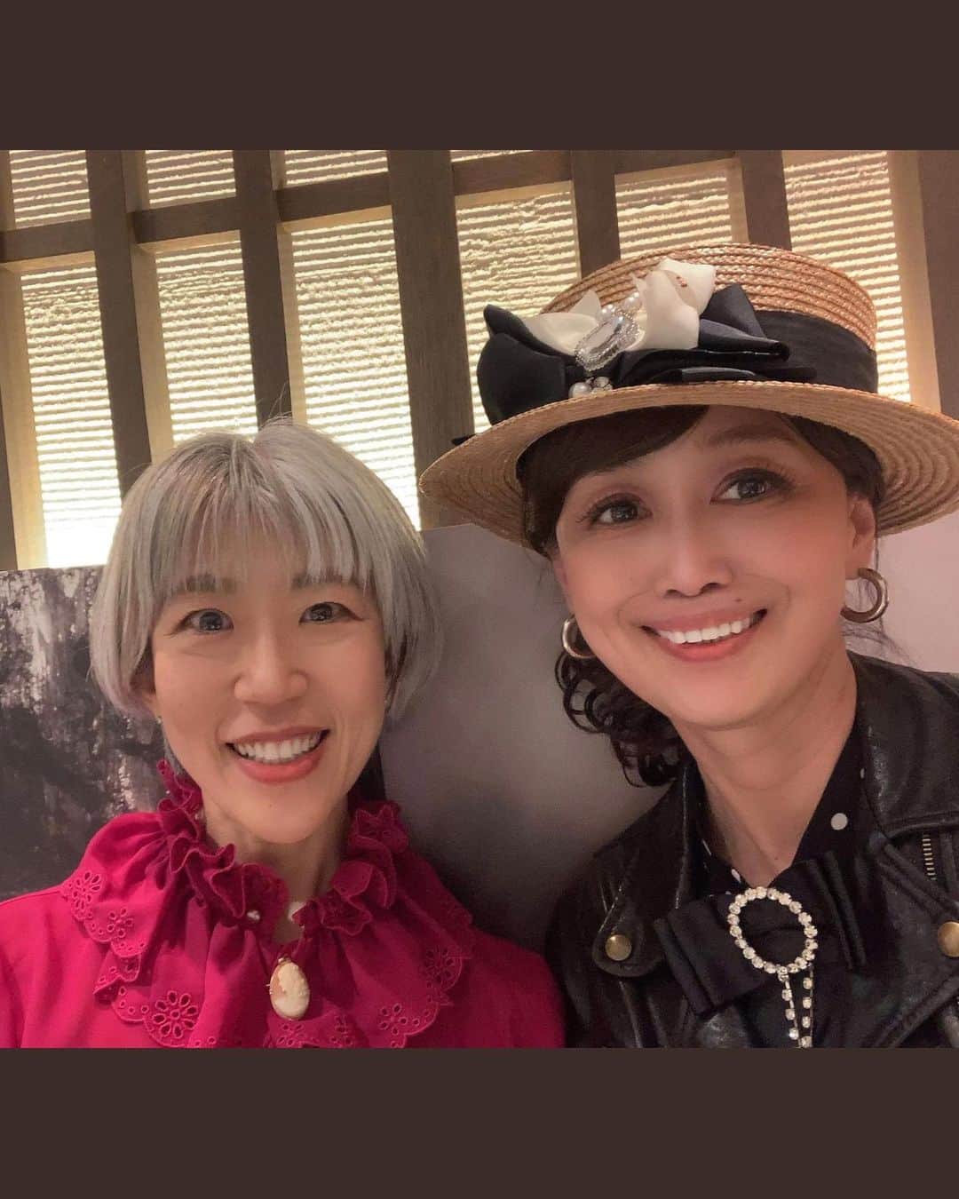 朝倉真弓さんのインスタグラム写真 - (朝倉真弓Instagram)「【著者のお茶会💕】  美しすぎるミセスモデル、 そして、経営者としても 長くご活躍でいらしゃる松原立恵さん。  @ritsue_matsubara  大阪にお戻りになる夜、 ご一緒させていただきました。  立恵さんも著者仲間💕  そして立恵さんも、 次のご著書の準備に 取り掛かっていらっしゃいます！  そんな著者同士のお話はもちろん、  ウォーキングの大先輩として お教えいただくことも多々あり。  とても勉強になった夜でした。  4月、素敵な出会いが続いています！  最後の写真は、この日の日中、近所の公園の様子。  桜と新緑のなんともいえないコントラストが素敵でした🌸🌿  ※4/2のレインボータウンFMを聞いてくださった皆様、ありがとうございました😊 　　 ———・———・———・———・——— 印象年齢マイナス10歳 《美姿勢＆品格ウォーキング》  インストラクター・朝倉真弓  @mayumi_asakura ⁡ LINE公式ご登録特典配布中⭐️ ⁡ →プロフィール欄URLより LINEにご登録ください✨ ———・———・———・———・———  #著者 #著書準備中  #品格ウォーキング #美姿勢 #ウォーキング講師 #ウォーキングインストラクター #ウォーキング #グレイヘアモデル #グレイヘア #朝倉真弓」4月2日 20時34分 - mayumi_asakura