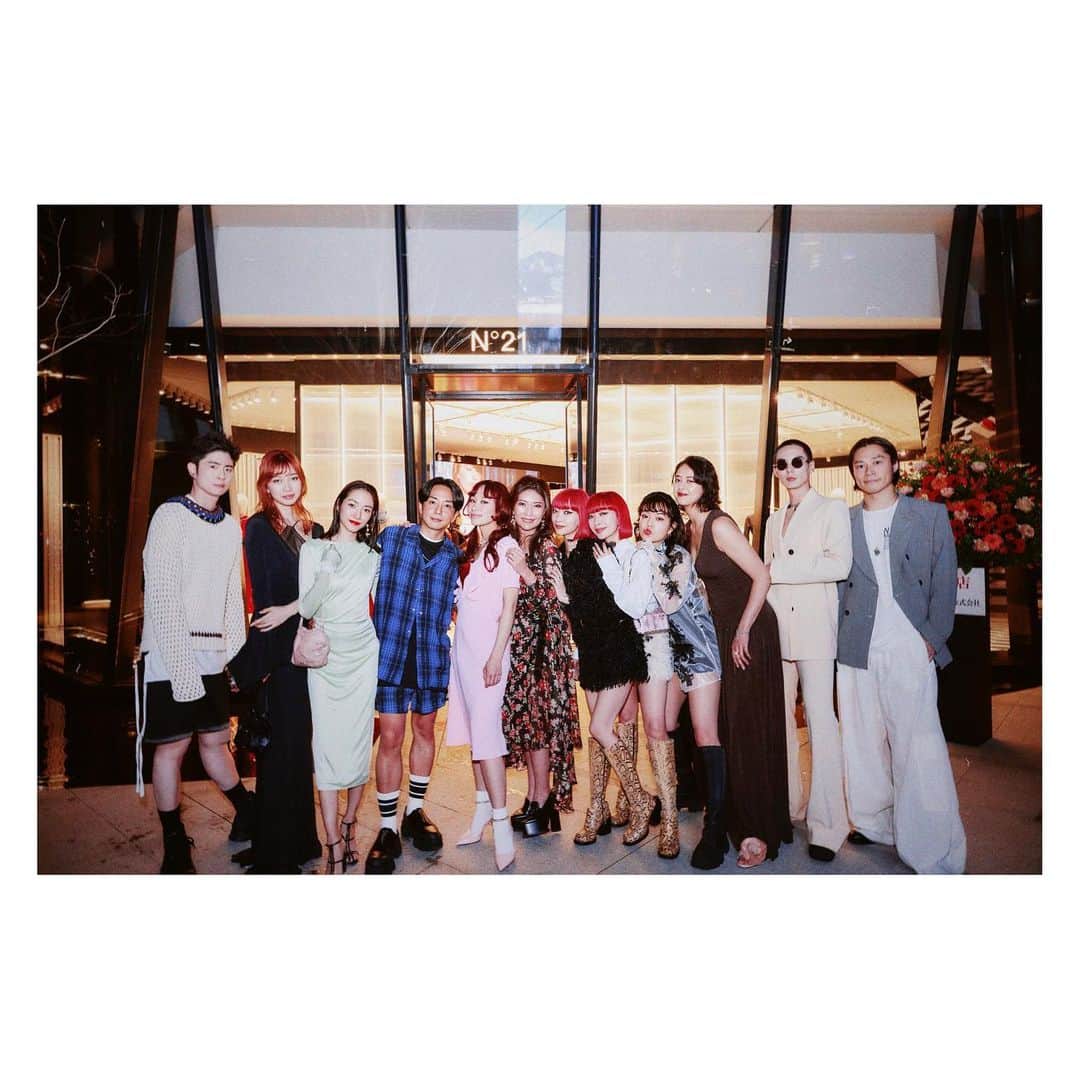 岩崎拓馬のインスタグラム：「💐💐💐💐 . . N°21 FUKUOKA DAIMYO GARDEN CITY  @numeroventuno  @alessandrodellacqua   with @yuyanara  @mademoiselle_yulia  @go_akimoto  @taiki_jp  @amixxamiaya  @ayaxxamiaya  @xxmeixx1208  @alisa_urahama  @sayobaby  @soniann0505  @kimgyutae_official  @zuttijapanese   豪華絢爛🌺🌸🌺🌸  Thank you @tanakataki  @iza_official  . . #N21Fukuoka #N21 #happytime」