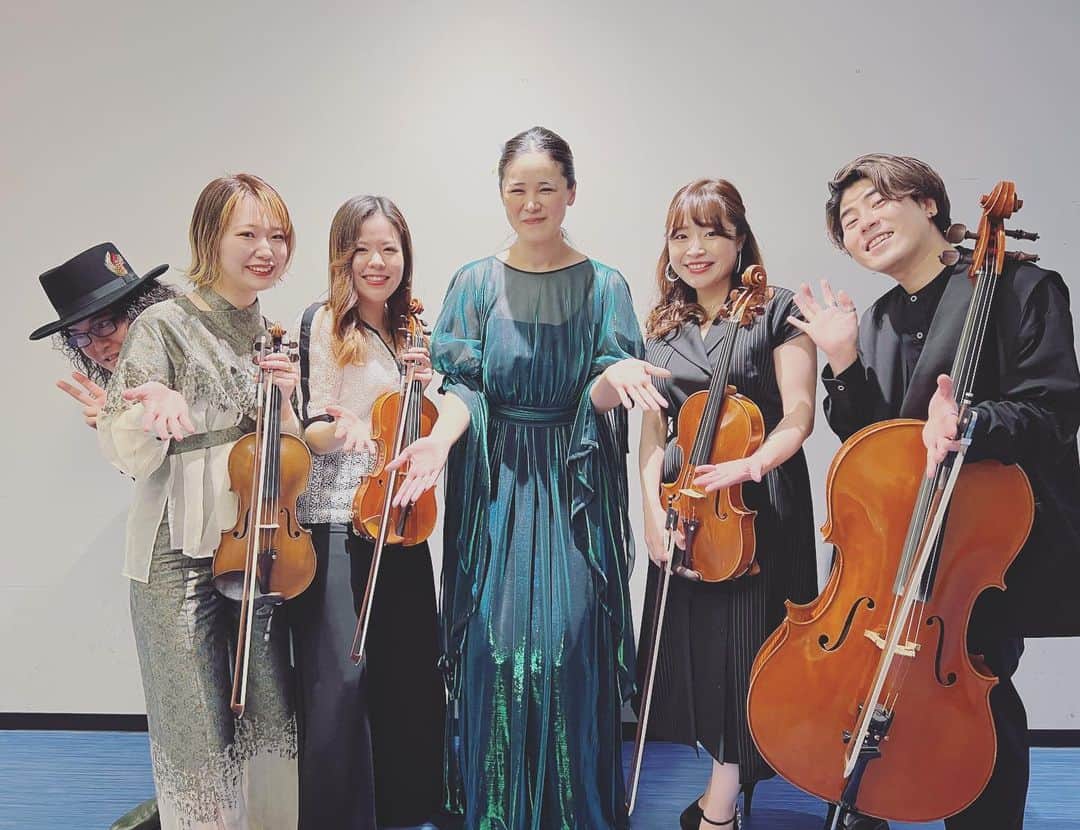 のインスタグラム：「2023年4月1日、横浜みなとみらいコンサートホール公演に遊びに来て下さった皆さま☺︎  ありがとうございました！  皆さまのあたたかい拍手で、元気を頂きながら歌えました☺︎ありがとう。  帰りに寄り道・・・葉桜も美しい。  p.s コンサートで頂いた花籠からアザミを頂いて、ホテルに持って帰ったの。可愛い。  -Aoi🌹  #手嶌葵 #コンサート #横浜 #横浜みなとみらい」