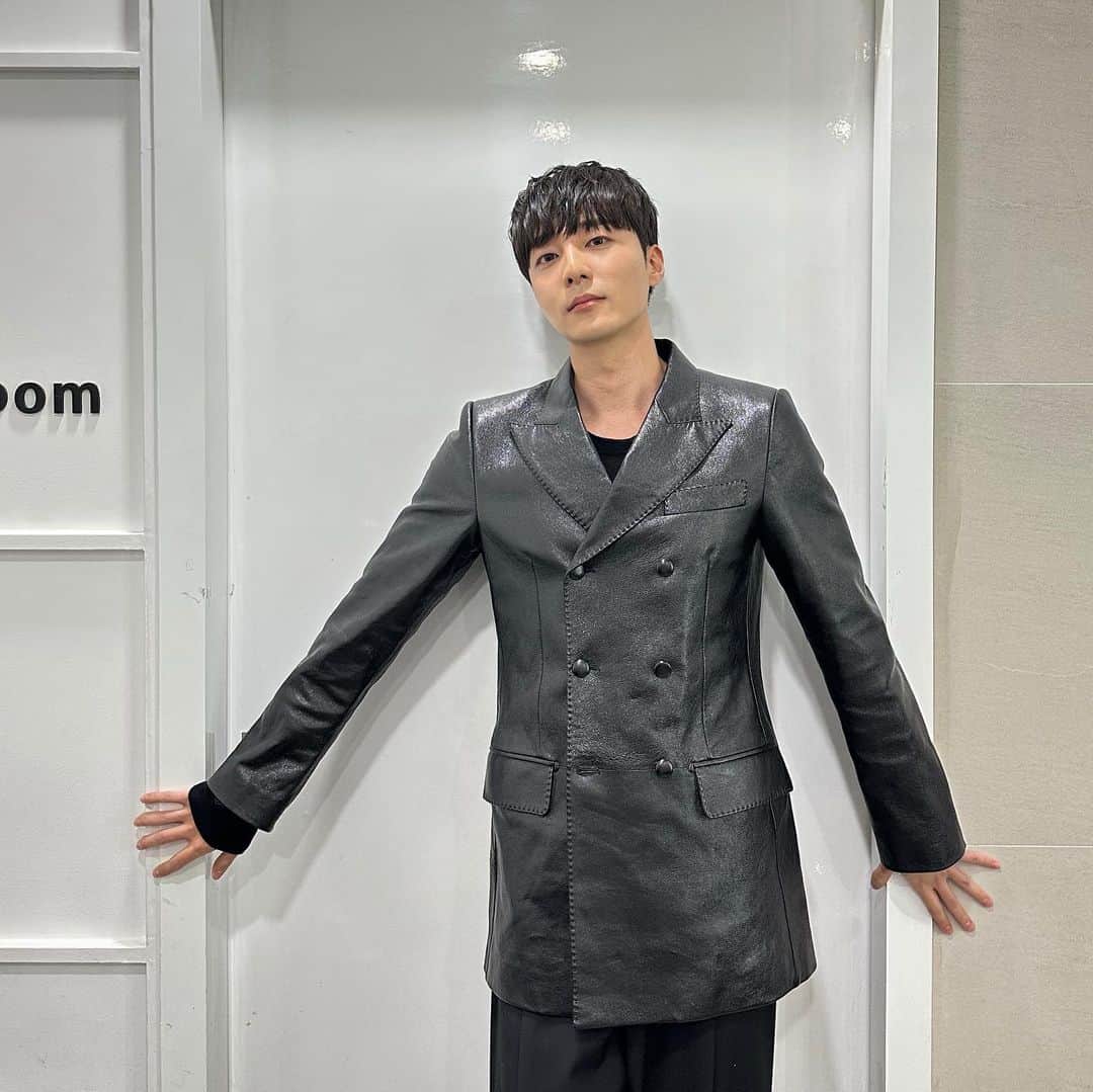 ロイ・キムのインスタグラム：「오늘 밤 10:55 PM 박재범의 드라이브에서 만나요.   See u on @moresojuplease Drive tonight 10:55PM  much thanks to @gucci 🖤」