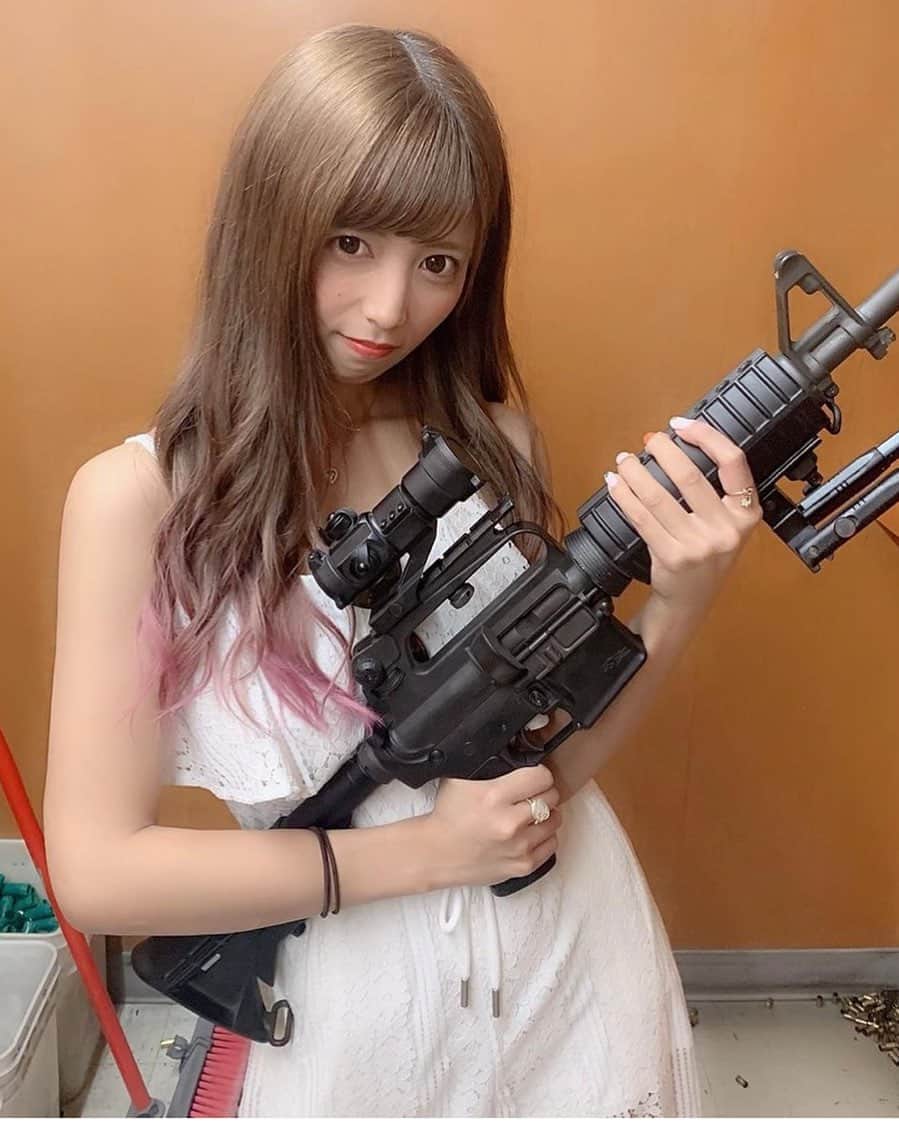 のインスタグラム：「懐かしい写真でてきた👼🏻 グアムで実弾撃ちしてた時！？  この時髪色明るいし 腕痩せてたし毛先ピンクっぽく 自分でお風呂で染めてたなぁ☺︎」