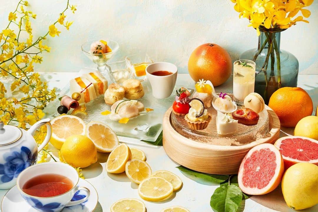 THE WESTIN KYOTO ウェスティン都ホテル京都のインスタグラム：「4/1からティーラウンジ「メイフェア」でご提供するのは、日向夏や甘夏、ブラッドオレンジや柚子などの様々な柑橘類を使った彩りも爽やかなアフタヌーンティー。 まずは、その日おすすめの3種の柑橘類をご提供。素材そのもののフレッシュな味わいをお楽しみいただきます。スイーツは、甘夏をあしらった大福、オレンジの入ったミルク寒天などの和菓子や、柚子風味のクリームをはさんだマカロンやレモン風味のレアチーズケーキなど8種。 セイボリーには、オレンジのクリームサンド、帆立とライムのマリネなど柑橘類と相性もよく食べ応えのあるプレートをご用意します。   【販売店舗】ティーラウンジ「メイフェア」 【期　　間】2023年4月1日（土）～5月31日（水） 【提供時間】 11：30～/12：00～/14：00～/14：30～/15:00～/15:30～（お席は2時間制） 【料　金】6,100円　 【ご予約】 プロフィール欄から「Seasonal　Afternoon　Tea」へ   @westinmiyakokyoto to share your images with us!   #インクライン #柑橘類 #柑橘スイーツ　#afternoontea #アフタヌーンティー #ヌン活 #京都好きな人と繋がりたい #京都好き #京都散策 #京都観光 #京都旅行 #京都カフェ #京都スイーツ #westinmiyakokyoto　#ウェスティン都ホテル京都」