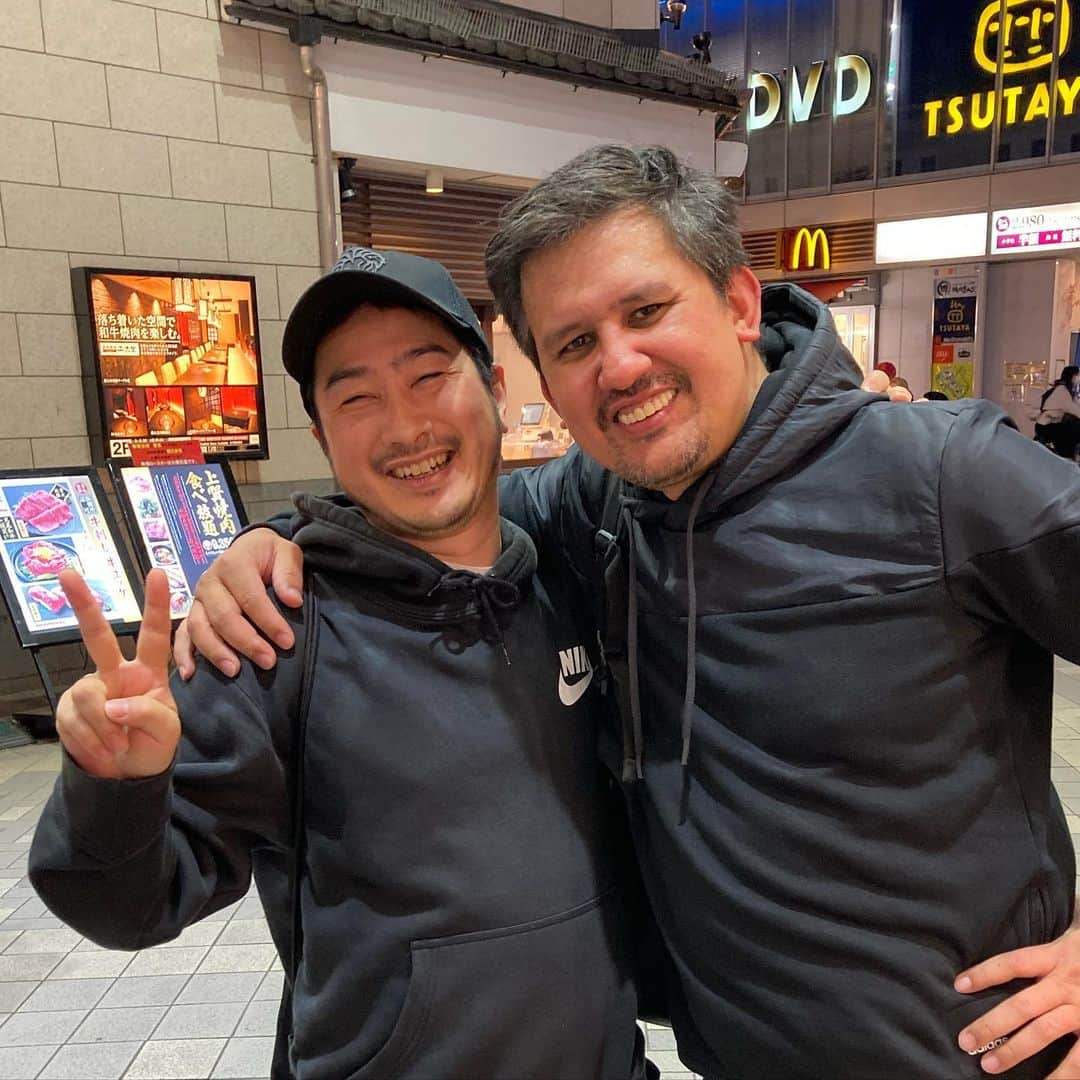 大川佑のインスタグラム：「同僚のKさんにそっくりなパラグアイの方と一緒にフットサルしました⚽️わかる人にはわかる。」