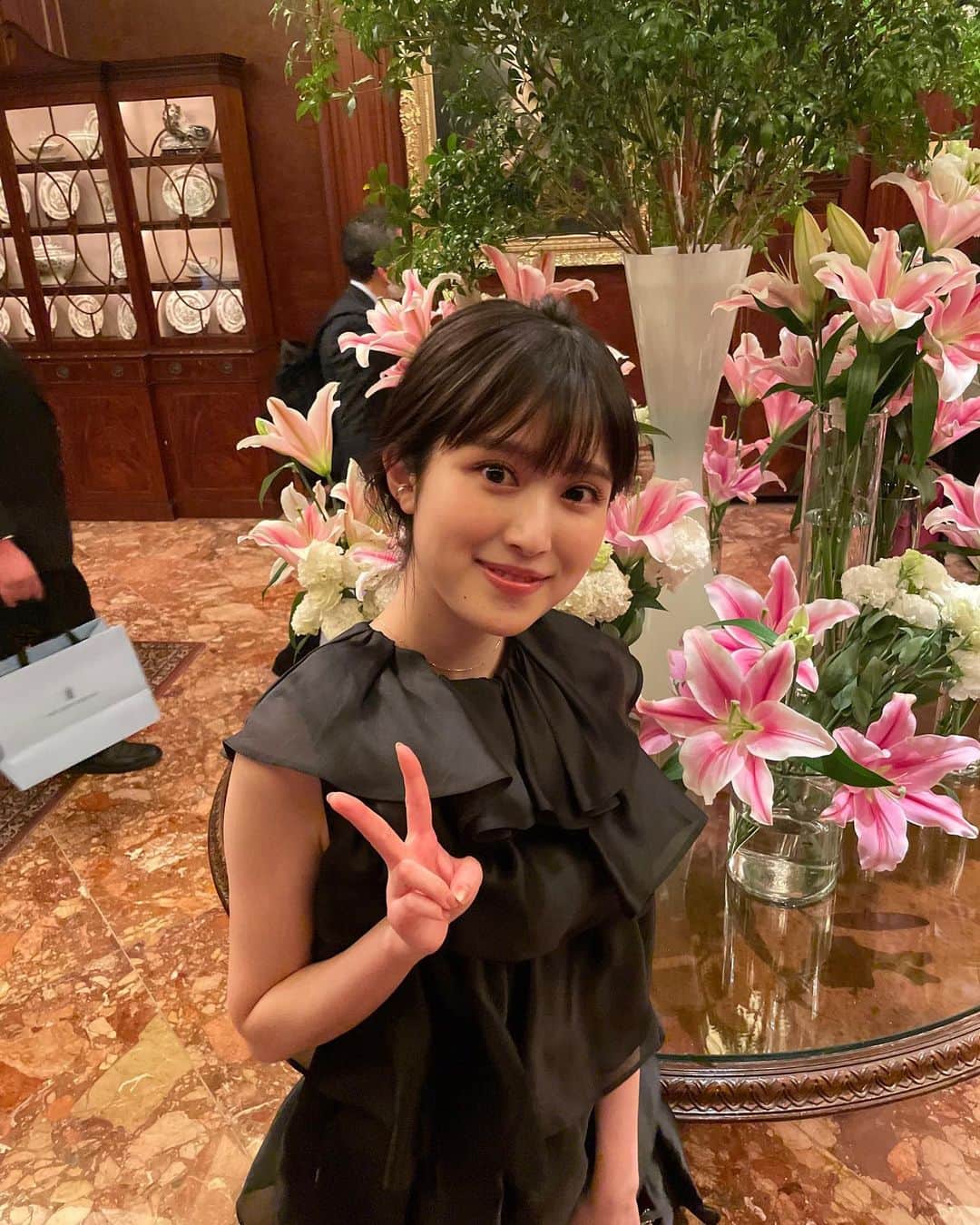 福本莉子さんのインスタグラム写真 - (福本莉子Instagram)「⁡ 中高の同窓会があったので ドレスアップして参加しました👗 そのあと皆がアカデミーのお祝いをしてくれて とっても嬉しかったです いつもありがとう👭」4月2日 20時46分 - riko_fukumoto_