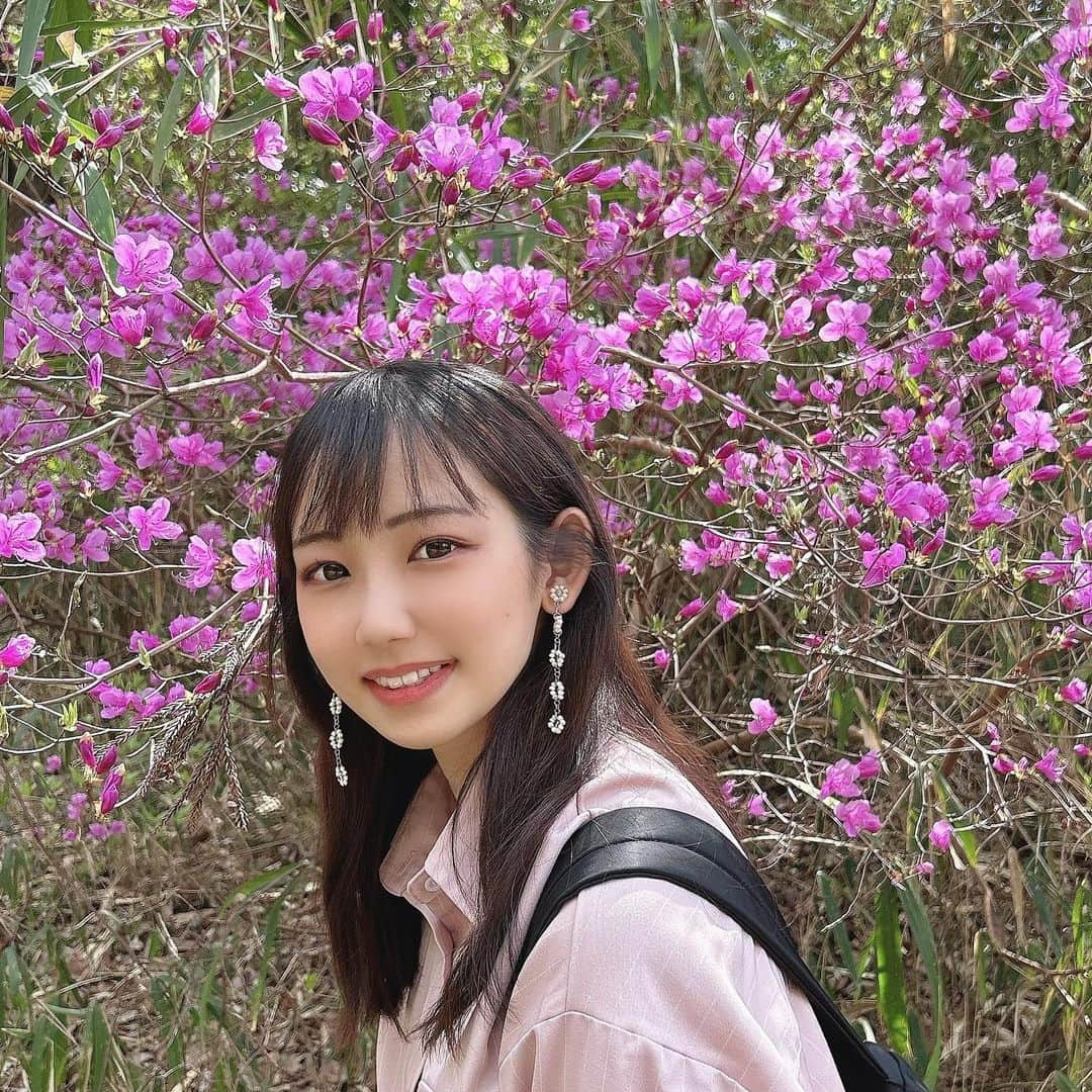 Moeのインスタグラム：「. 桜見に行ってんけど人多すぎて ツツジみたいなお花と撮った🌸笑 . 一瞬マスク外しただけで くしゃみ止まらないんだが？？ . . とりあえず土曜日出勤は なんか身体休まらん🥹 . . #富田林 #錦織公園 #春コーデ #おでかけ #お天気 #花粉症  #インフルエンサー #関西 #大阪 #fashion  #ママコーデ」