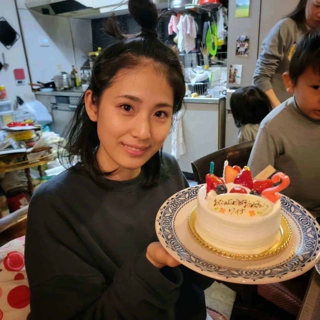 本仮屋リイナのインスタグラム：「義実家でお祝いしてもらいました🎂‪🤍 ⁡ ⁡⁡⁡義母は、今日が誕生日なので、まとめてふたり分‪🫶⁡⁡ ⁡⁡ ⁡#沖縄から義実家へ直行してお泊まり中」