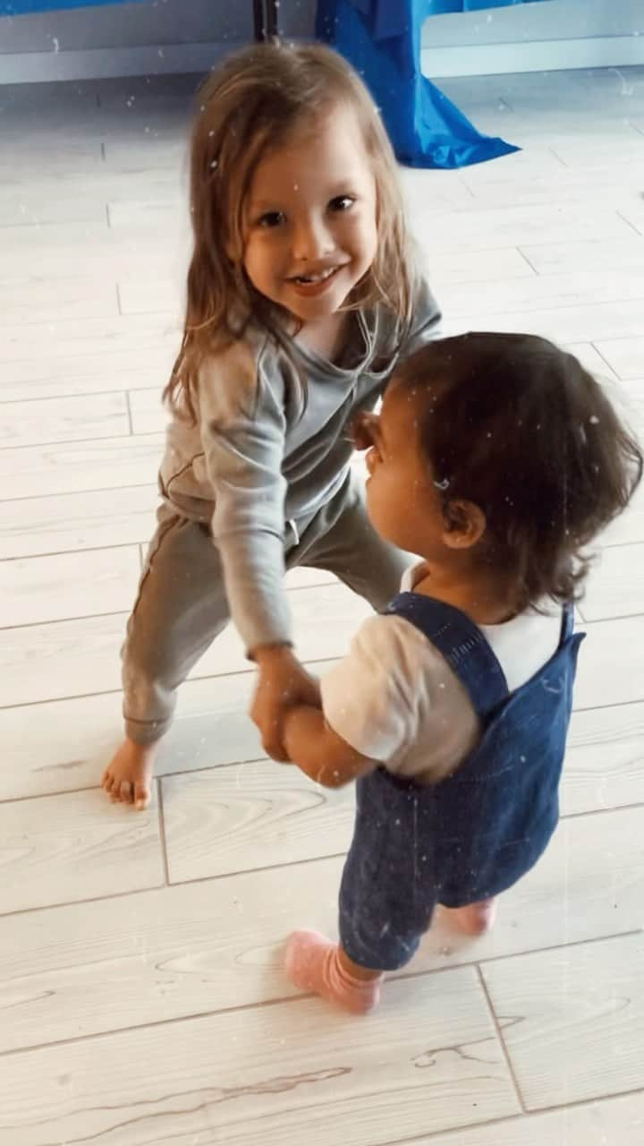 アンジェラ・磨紀・バーノンのインスタグラム：「Love seeing our babies dancing together @angelamakivernon 🎵🥹🎵」