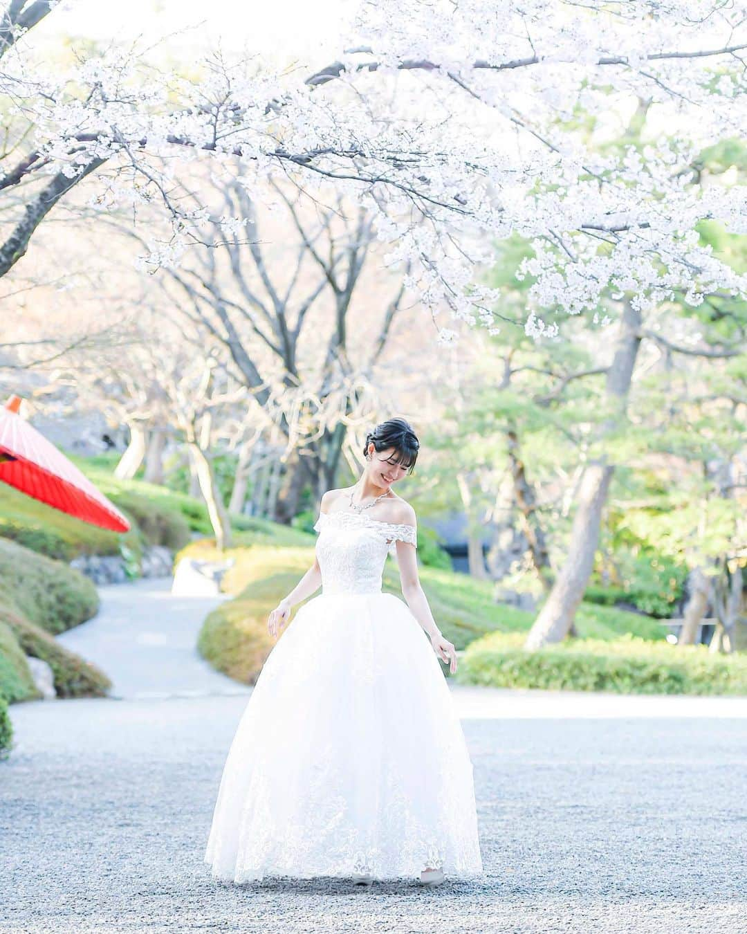 岩間夏美のインスタグラム：「. . 撮影データいただきました🌸  桜が咲いている庭園で すごく素敵でした🥰  hairmake: @beauty_salon_nagomi  location: @happoen  model: @iwama_natsumi  . #ミスブライダルモデルグランプリ  #ミスブライダルモデル #ミスコン  #モデルコンテスト  #ブライダルショー #ブライダルモデル #ウェディングドレス #ウェディングショー #白ドレス #ヘアメイク #夜桜 #八芳園ウェディング #八芳園 #夜桜ライトアップ #モデル #ショーモデル #撮影モデル #高身長花嫁 #高身長女子 #dress #weddingdress #cherryblossom #model #weddingwear #makeup」