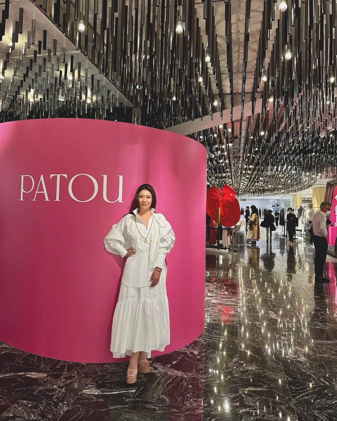 Taki Tanakaさんのインスタグラム写真 - (Taki TanakaInstagram)「PATOU POP UP EVENT🌸 w/ @ahnmikaofficial   桜色の#パトゥ コーデがお似合いの#アンミカ さんと。本当に華やかだった♡お忙しい中駆けつけてくれました。 #感謝  タキはアンちゃんと同じセットアップの白を着て。 これからの季節は着心地の良いコットン素材が最高ですよね。#PATOU はオーガニックコットンを使用しています。  パトゥポップアップイベント #伊勢丹新宿店 3Fにて4月4日(火)まで開催中です。 みんな遊びに来てねー。  #ootd #outfit #outfitoftheday  @patou @guillaumemarcdamienhenry   #izastagram」4月2日 20時52分 - tanakataki