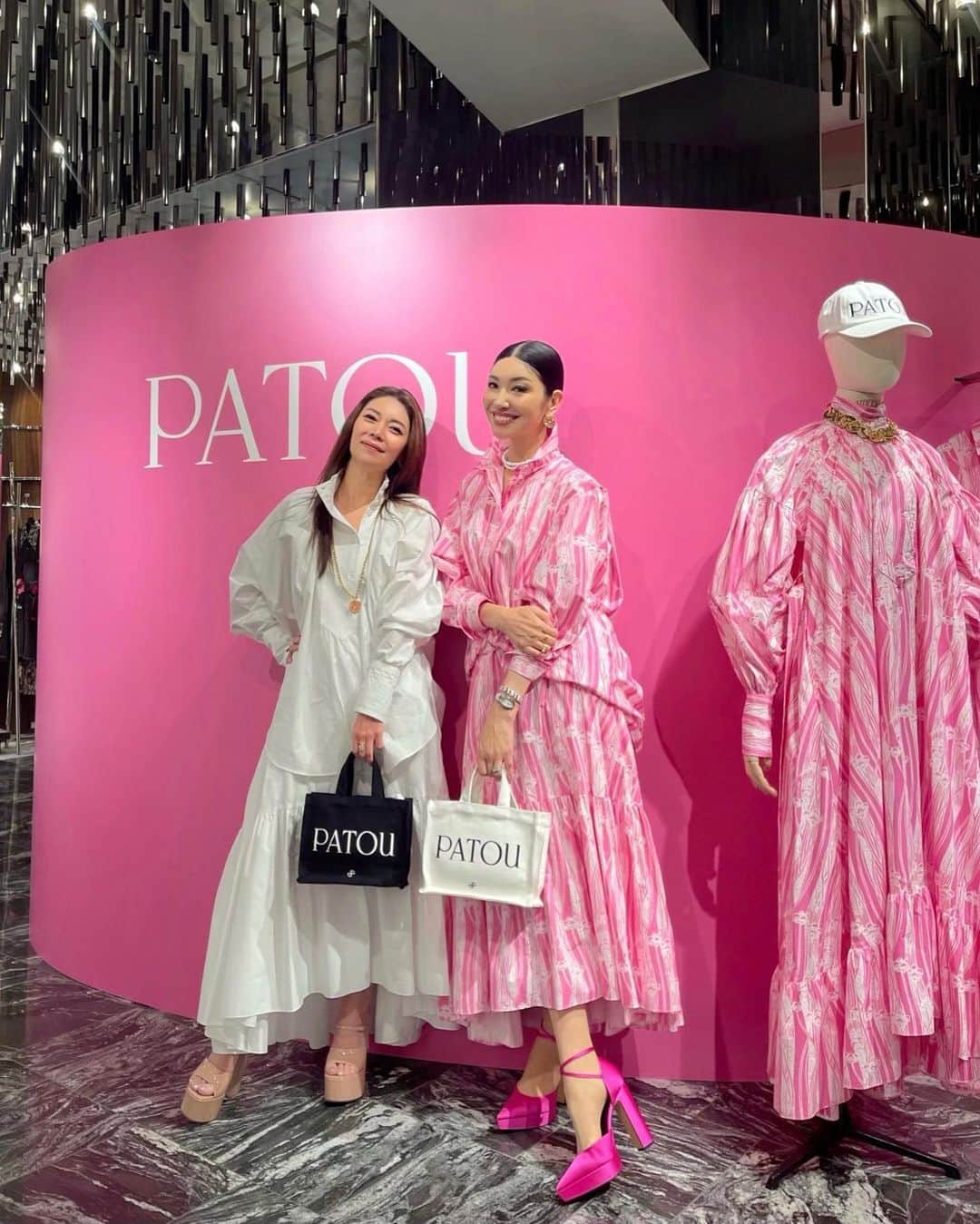 Taki Tanakaのインスタグラム：「PATOU POP UP EVENT🌸 w/ @ahnmikaofficial   桜色の#パトゥ コーデがお似合いの#アンミカ さんと。本当に華やかだった♡お忙しい中駆けつけてくれました。 #感謝  タキはアンちゃんと同じセットアップの白を着て。 これからの季節は着心地の良いコットン素材が最高ですよね。#PATOU はオーガニックコットンを使用しています。  パトゥポップアップイベント #伊勢丹新宿店 3Fにて4月4日(火)まで開催中です。 みんな遊びに来てねー。  #ootd #outfit #outfitoftheday  @patou @guillaumemarcdamienhenry   #izastagram」