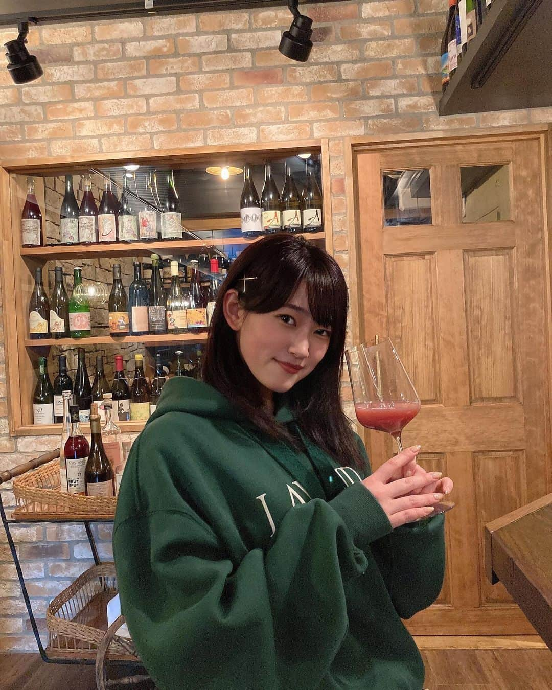 湊みそらのインスタグラム：「･ ･ 昨日は高校の時からの親友と、お昼から飲んでました😊 (手に持ってるのはりんごジュース🍷) ･ どれも美味しくておしゃれな料理ばかりで幸せでした🎶  2枚目はメンチカツなんだけど、まんまるでかわいくてつい撮ってしまいました✨ ･ ･ ･ 実は湊、ビール(炭酸が苦手😖)以外のお酒はほとんど何でも飲めるのです🤭🍶 ･ ･ とてもいい休日でした♡ ･ ･ ･ ･ ･ #ワイン #りんごジュース #メンチカツ #お酒好き女子  #休日の過ごし方 #昼飲み #最高」