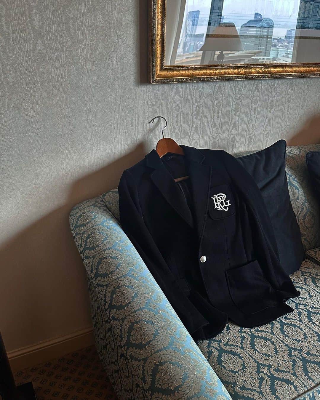 熊谷江里子のインスタグラム：「new jacket @poloralphlauren  ポロの紺のジャケットが本当に使い勝手いいので、ブラックも...🖤🌹  #poloralphlauren #ポロラルフローレン  #ラルフローレン #ジャケット女子 #ラルフローレンジャケット」
