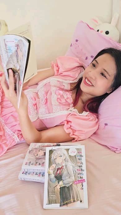 ビーム先生のインスタグラム：「เมื่อสาวลูกครึ่งญี่ปุ่นรัสเซียสุดซึน ต้องมาเจอกับหนุ่มโอตาคุญี่ปุ่นที่ดูไม่เอาไหน อะไรจะเกิดขึ้น !? #ไลท์โนเวล #แนะนำหนังสือ #ญี่ปุ่น」
