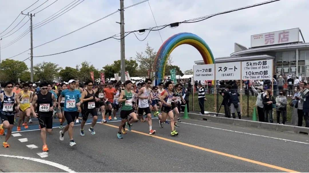 宇野けんたろうさんのインスタグラム写真 - (宇野けんたろうInstagram)「埼玉県行田市  「陸王杯.鉄剣マラソン」大会  ゲストランナーで出演しました！！  四年ぶりの行田でしたが  もう最高でしたね。  ドラマ「陸王」の熱がまだまだ  ありました！！！  もうみんな忘れてるかなと  思ったけど全然  賞味期限が有効でした。笑  まだまだ切れないよこれは。  宇野けんたろう  人気ありましたよ。本当に。笑  増田明美×宇野けんたろう  サイン会は  むちゃくちゃ盛り上がりました！！  懐かしさがある行田市は  僕の人生を変えてくれた  大切な場所でもあります。  ありがとうございました！  ランナーの皆さん  ナイスラン！！！！！  #埼玉県 #行田市 #鉄剣マラソン #陸王 #壽屋 #コトブキヤ #イトイエックス #Buff #東京中央建物 #ポラス #マラソン #ランニング」4月2日 20時56分 - unokentarorun