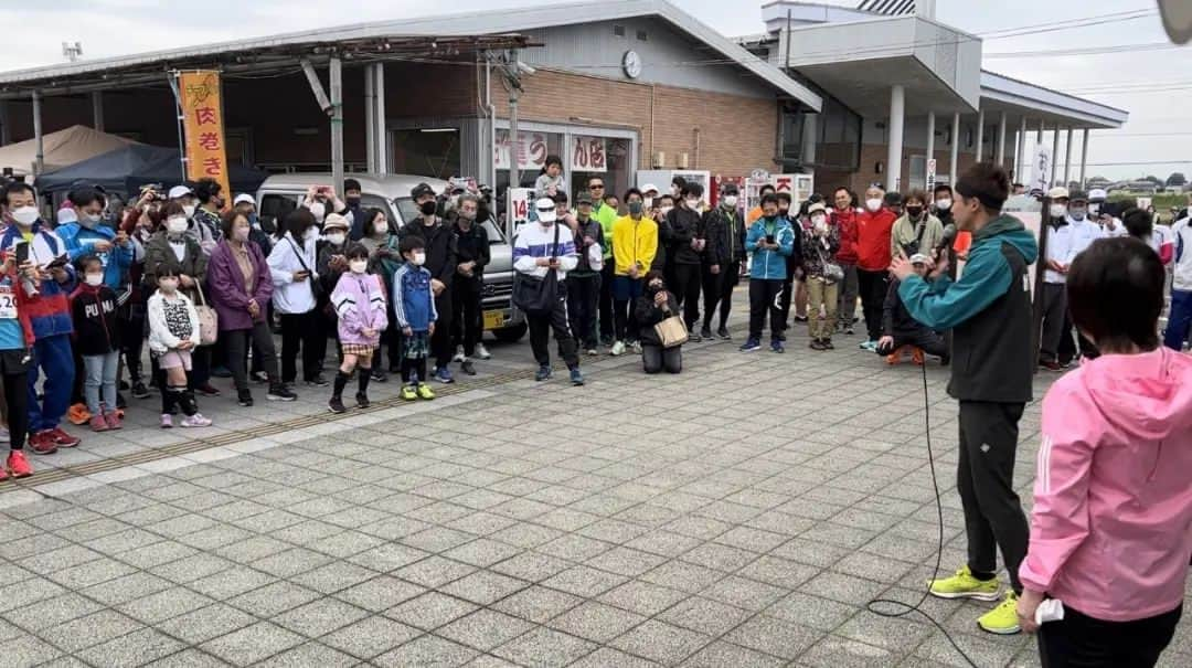 宇野けんたろうさんのインスタグラム写真 - (宇野けんたろうInstagram)「埼玉県行田市  「陸王杯.鉄剣マラソン」大会  ゲストランナーで出演しました！！  四年ぶりの行田でしたが  もう最高でしたね。  ドラマ「陸王」の熱がまだまだ  ありました！！！  もうみんな忘れてるかなと  思ったけど全然  賞味期限が有効でした。笑  まだまだ切れないよこれは。  宇野けんたろう  人気ありましたよ。本当に。笑  増田明美×宇野けんたろう  サイン会は  むちゃくちゃ盛り上がりました！！  懐かしさがある行田市は  僕の人生を変えてくれた  大切な場所でもあります。  ありがとうございました！  ランナーの皆さん  ナイスラン！！！！！  #埼玉県 #行田市 #鉄剣マラソン #陸王 #壽屋 #コトブキヤ #イトイエックス #Buff #東京中央建物 #ポラス #マラソン #ランニング」4月2日 20時56分 - unokentarorun