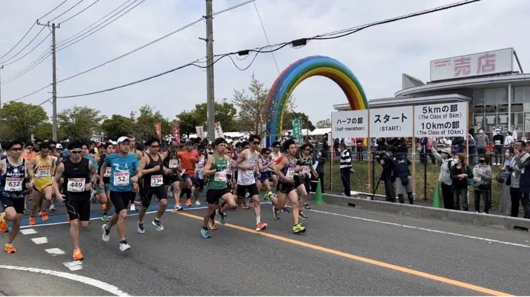 のインスタグラム：「埼玉県行田市  「陸王杯.鉄剣マラソン」大会  ゲストランナーで出演しました！！  四年ぶりの行田でしたが  もう最高でしたね。  ドラマ「陸王」の熱がまだまだ  ありました！！！  もうみんな忘れてるかなと  思ったけど全然  賞味期限が有効でした。笑  まだまだ切れないよこれは。  宇野けんたろう  人気ありましたよ。本当に。笑  増田明美×宇野けんたろう  サイン会は  むちゃくちゃ盛り上がりました！！  懐かしさがある行田市は  僕の人生を変えてくれた  大切な場所でもあります。  ありがとうございました！  ランナーの皆さん  ナイスラン！！！！！  #埼玉県 #行田市 #鉄剣マラソン #陸王 #壽屋 #コトブキヤ #イトイエックス #Buff #東京中央建物 #ポラス #マラソン #ランニング」