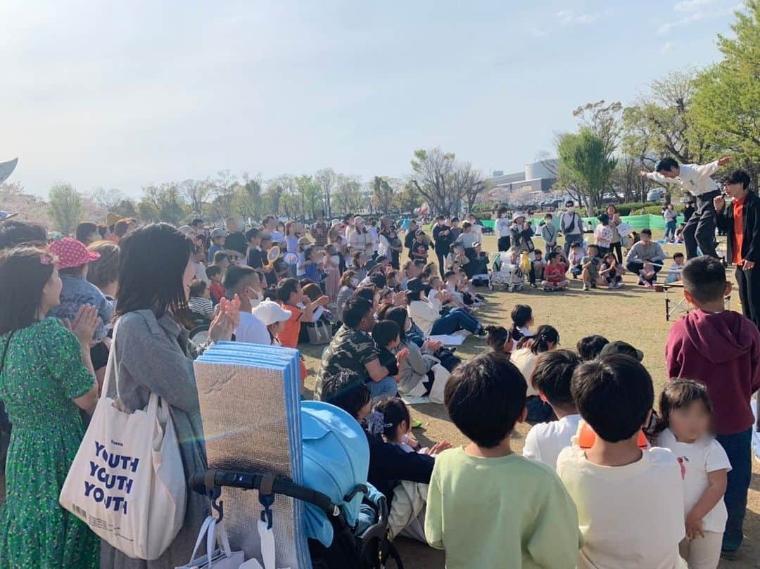 もりやすバンバンビガロのインスタグラム：「万博記念公園で大道芸でした🤹🤹‍♂️ 楽しかったです✨ パフォーマンスが終わると子ども達がお菓子を沢山くれました⭐️ 嬉しかったです🤗 観てくださったお客さまありがとうございました😊😊 また8日にもパフォーマンスさせていただきます🤗 #木下弱　#もりやすバンバンビガロ」