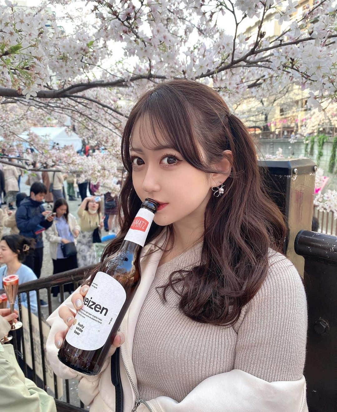 MI-MIさんのインスタグラム写真 - (MI-MIInstagram)「今年は沢山お花見できて幸せ🌸🤍  何枚目が好きですか...?  #目黒川 #目黒川の桜 #目黒川桜まつり #目黒川沿い桜並木 #中目黒 #中目黒桜 #桜 #桜スポット #お花見 #お花見スポット #お花見コーデ #ハーフツイン #巻き髪 #サロモ #サロンモデル #クラフトビール #ビール女子 #いいね #いいね返し #いいね返しは絶対」4月2日 21時07分 - mii__mi.chan