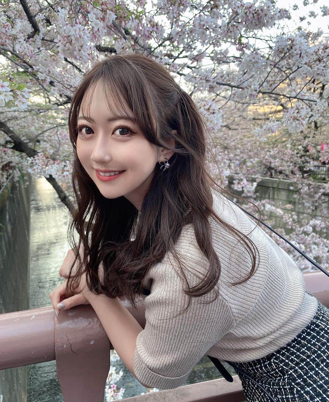 MI-MIさんのインスタグラム写真 - (MI-MIInstagram)「今年は沢山お花見できて幸せ🌸🤍  何枚目が好きですか...?  #目黒川 #目黒川の桜 #目黒川桜まつり #目黒川沿い桜並木 #中目黒 #中目黒桜 #桜 #桜スポット #お花見 #お花見スポット #お花見コーデ #ハーフツイン #巻き髪 #サロモ #サロンモデル #クラフトビール #ビール女子 #いいね #いいね返し #いいね返しは絶対」4月2日 21時07分 - mii__mi.chan