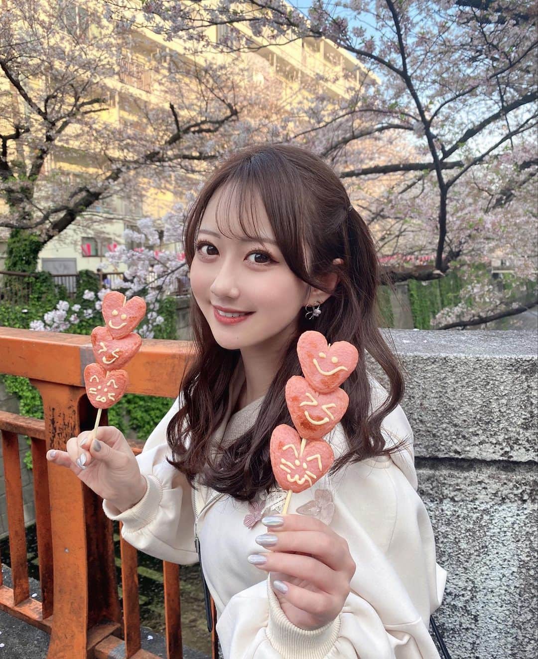 MI-MIさんのインスタグラム写真 - (MI-MIInstagram)「今年は沢山お花見できて幸せ🌸🤍  何枚目が好きですか...?  #目黒川 #目黒川の桜 #目黒川桜まつり #目黒川沿い桜並木 #中目黒 #中目黒桜 #桜 #桜スポット #お花見 #お花見スポット #お花見コーデ #ハーフツイン #巻き髪 #サロモ #サロンモデル #クラフトビール #ビール女子 #いいね #いいね返し #いいね返しは絶対」4月2日 21時07分 - mii__mi.chan