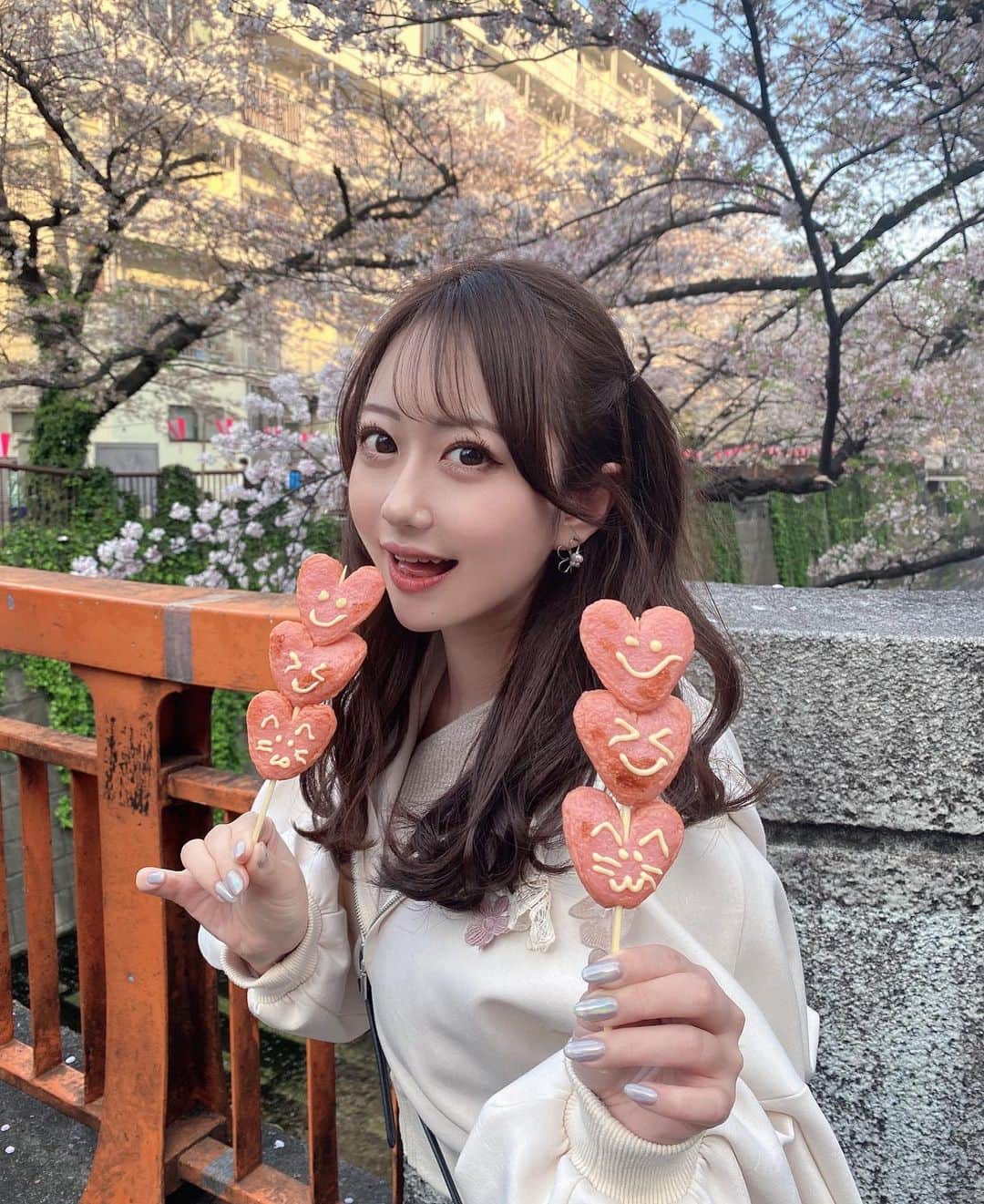 のインスタグラム：「今年は沢山お花見できて幸せ🌸🤍  何枚目が好きですか...?  #目黒川 #目黒川の桜 #目黒川桜まつり #目黒川沿い桜並木 #中目黒 #中目黒桜 #桜 #桜スポット #お花見 #お花見スポット #お花見コーデ #ハーフツイン #巻き髪 #サロモ #サロンモデル #クラフトビール #ビール女子 #いいね #いいね返し #いいね返しは絶対」